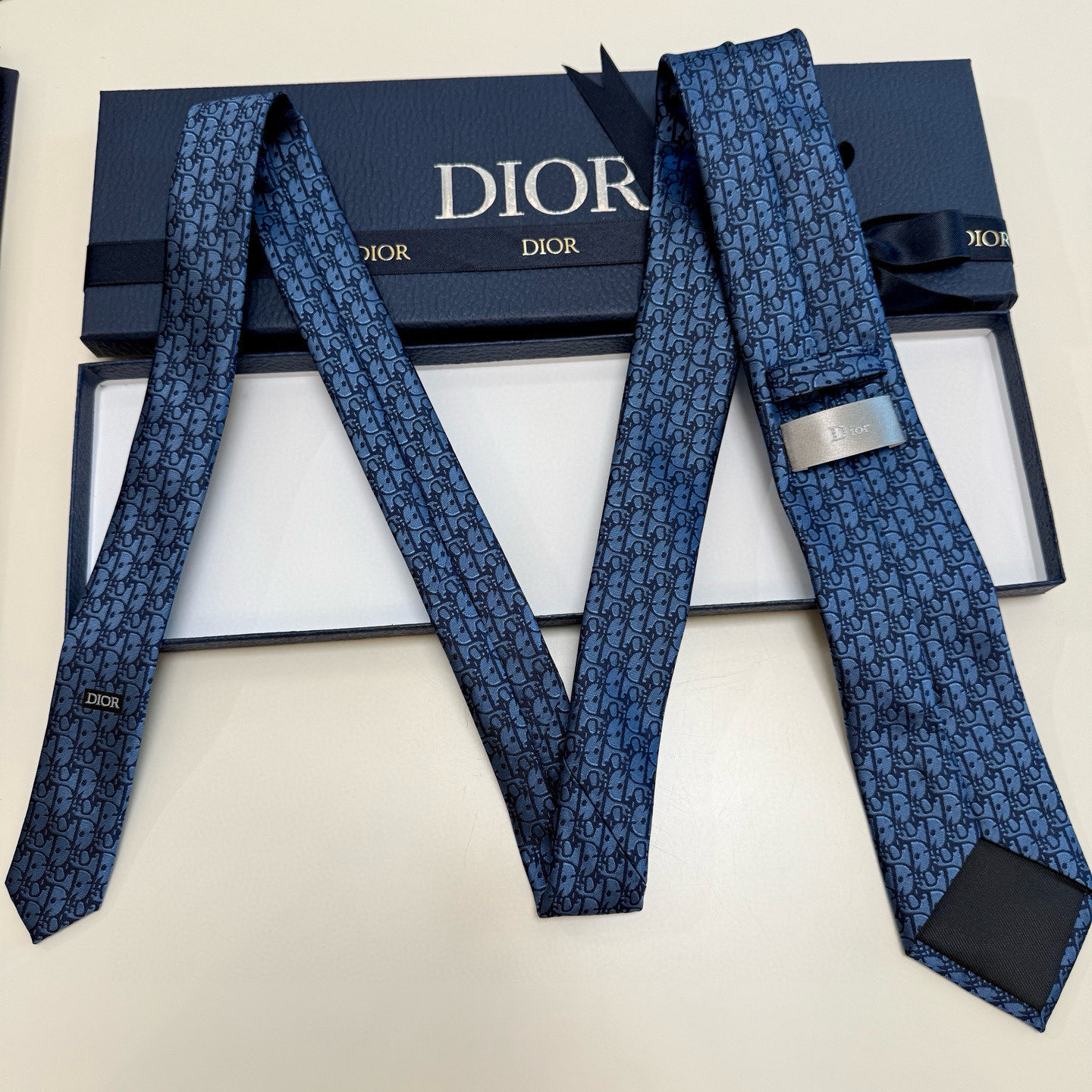 特价💰 爆款到，6色👏👏迪奥新款领带💖💖 👔👔Dior男士，稀有😻😻展现精湛手工与时尚优雅的理想选择，这