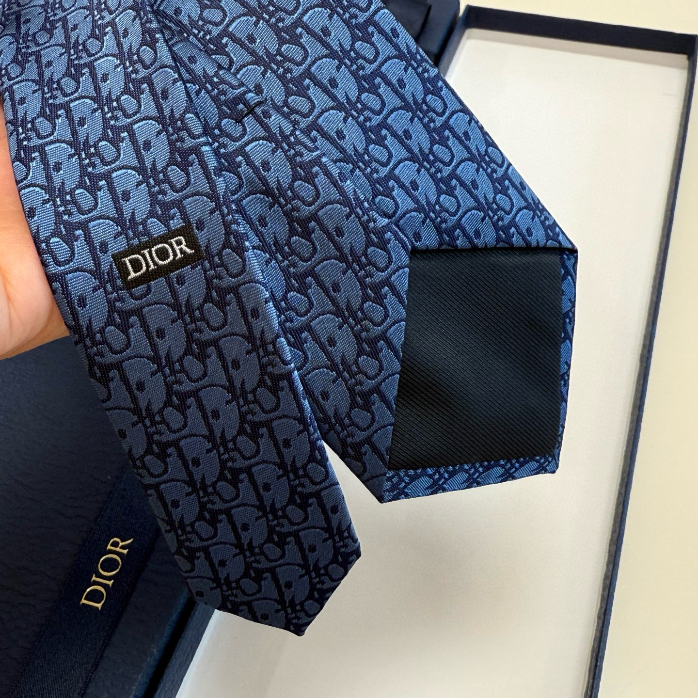 特价💰 爆款到，6色👏👏迪奥新款领带💖💖 👔👔Dior男士，稀有😻😻展现精湛手工与时尚优雅的理想选择，这