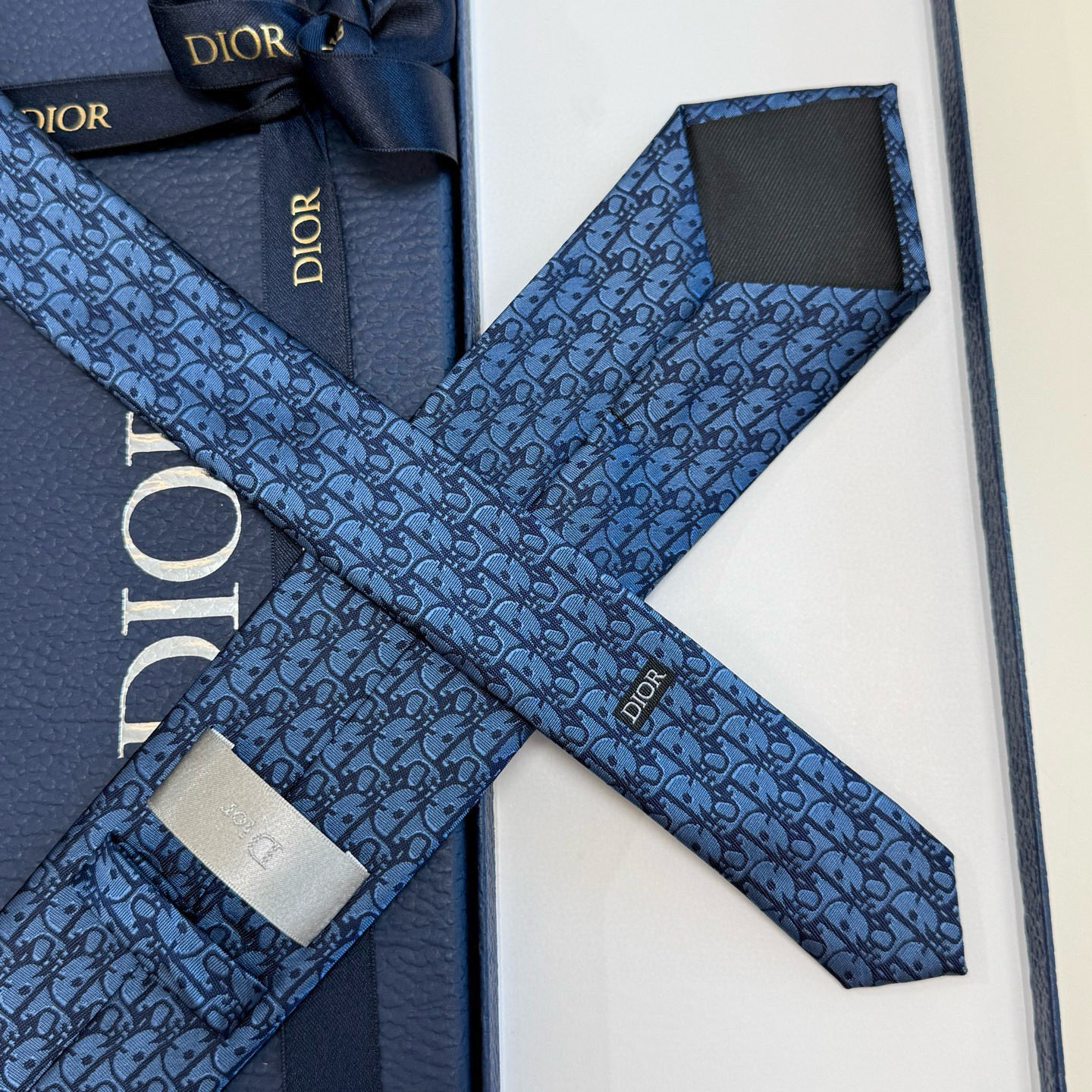 特价💰 爆款到，6色👏👏迪奥新款领带💖💖 👔👔Dior男士，稀有😻😻展现精湛手工与时尚优雅的理想选择，这