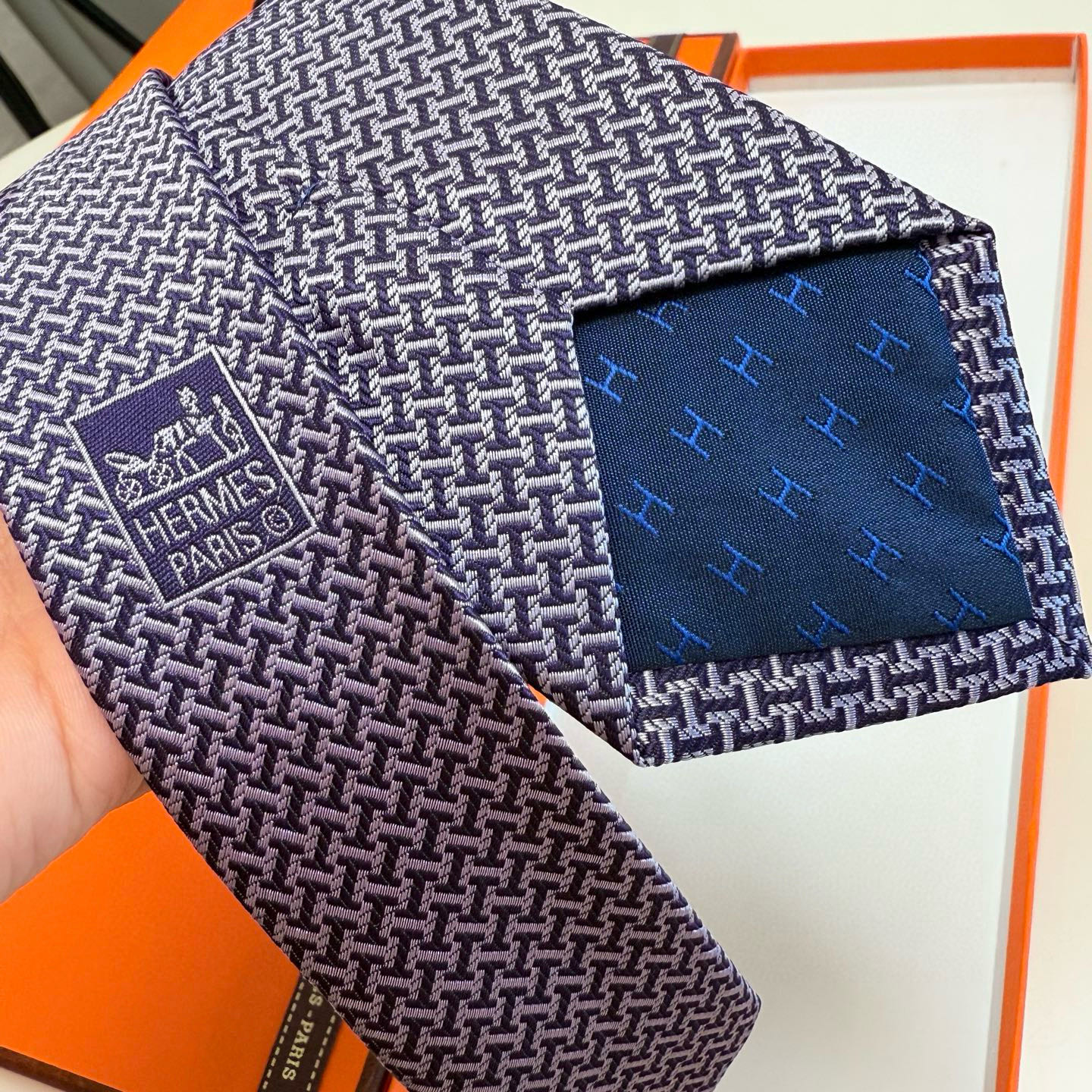 特价💰男士领带系列【几何H图案领带】👔👔，稀有😻😻H家每年都有一千条不同印花的领带面世，从最初的多以几何