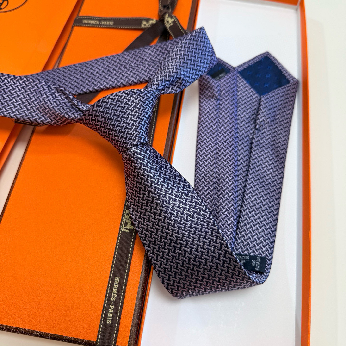 特价💰男士领带系列【几何H图案领带】👔👔，稀有😻😻H家每年都有一千条不同印花的领带面世，从最初的多以几何