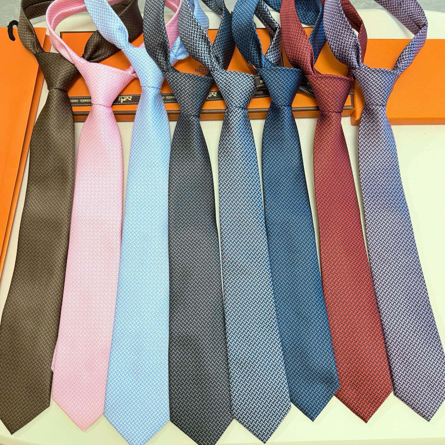 特价💰男士领带系列【几何H图案领带】👔👔，稀有😻😻H家每年都有一千条不同印花的领带面世，从最初的多以几何