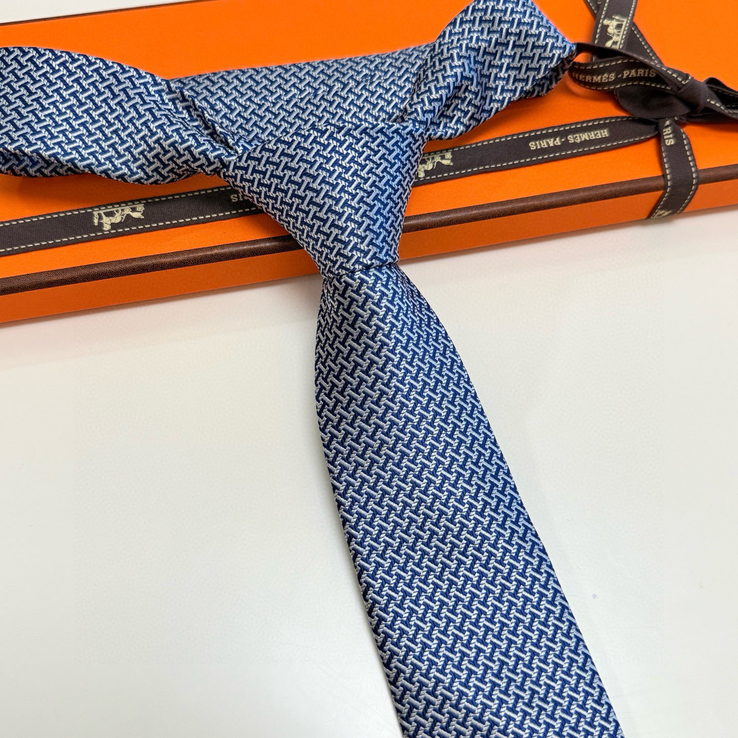 特价💰男士领带系列【几何H图案领带】👔👔，稀有😻😻H家每年都有一千条不同印花的领带面世，从最初的多以几何