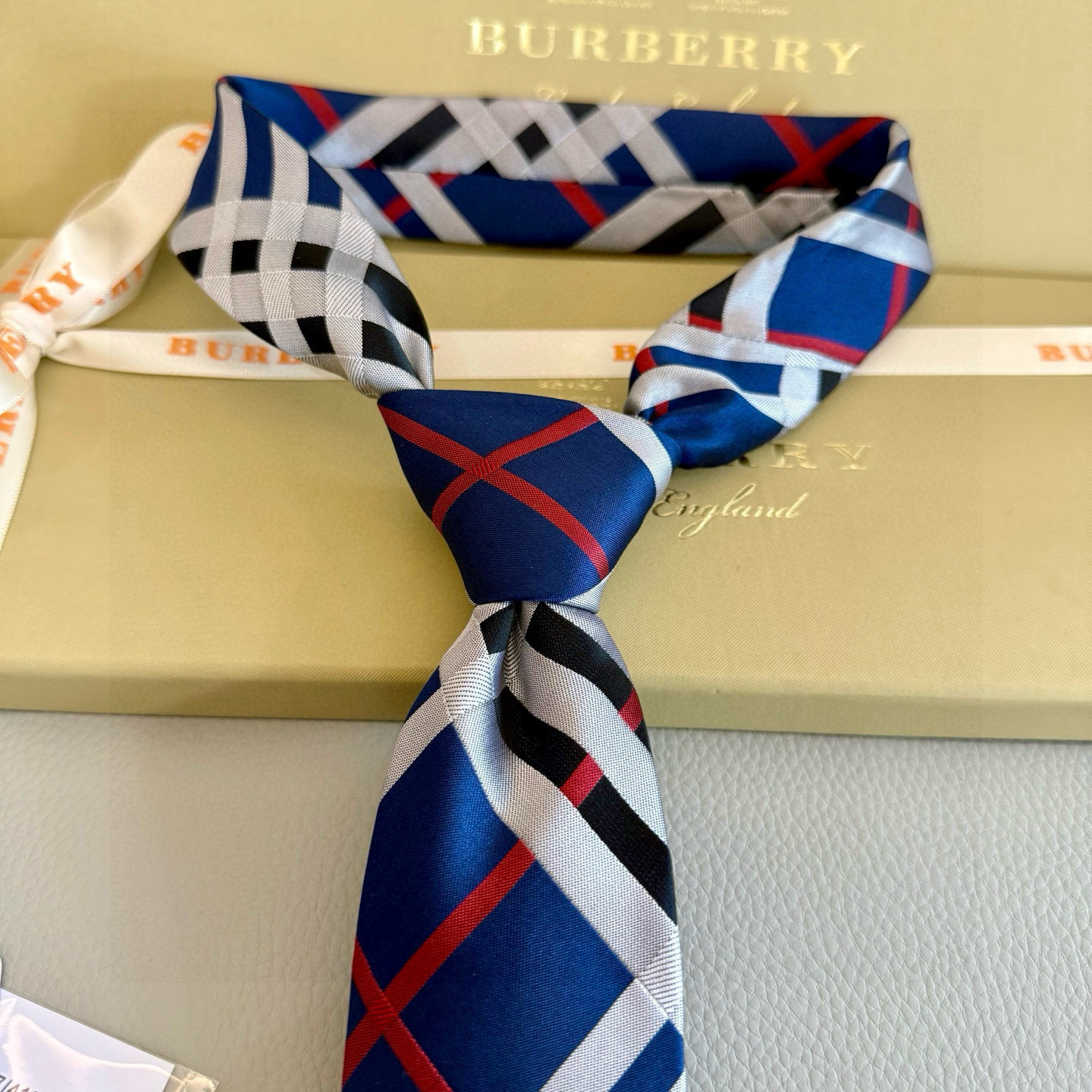 特价💰B家专柜同步💖💖👔👔男士【英伦格纹领带】，稀有😻😻展现精湛手工与时尚优雅的理想选择，这款采用B家最