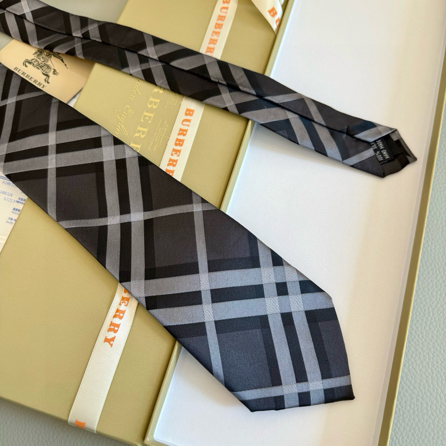 特价💰B家专柜同步💖💖👔👔男士【英伦格纹领带】，稀有😻😻展现精湛手工与时尚优雅的理想选择，这款采用B家最