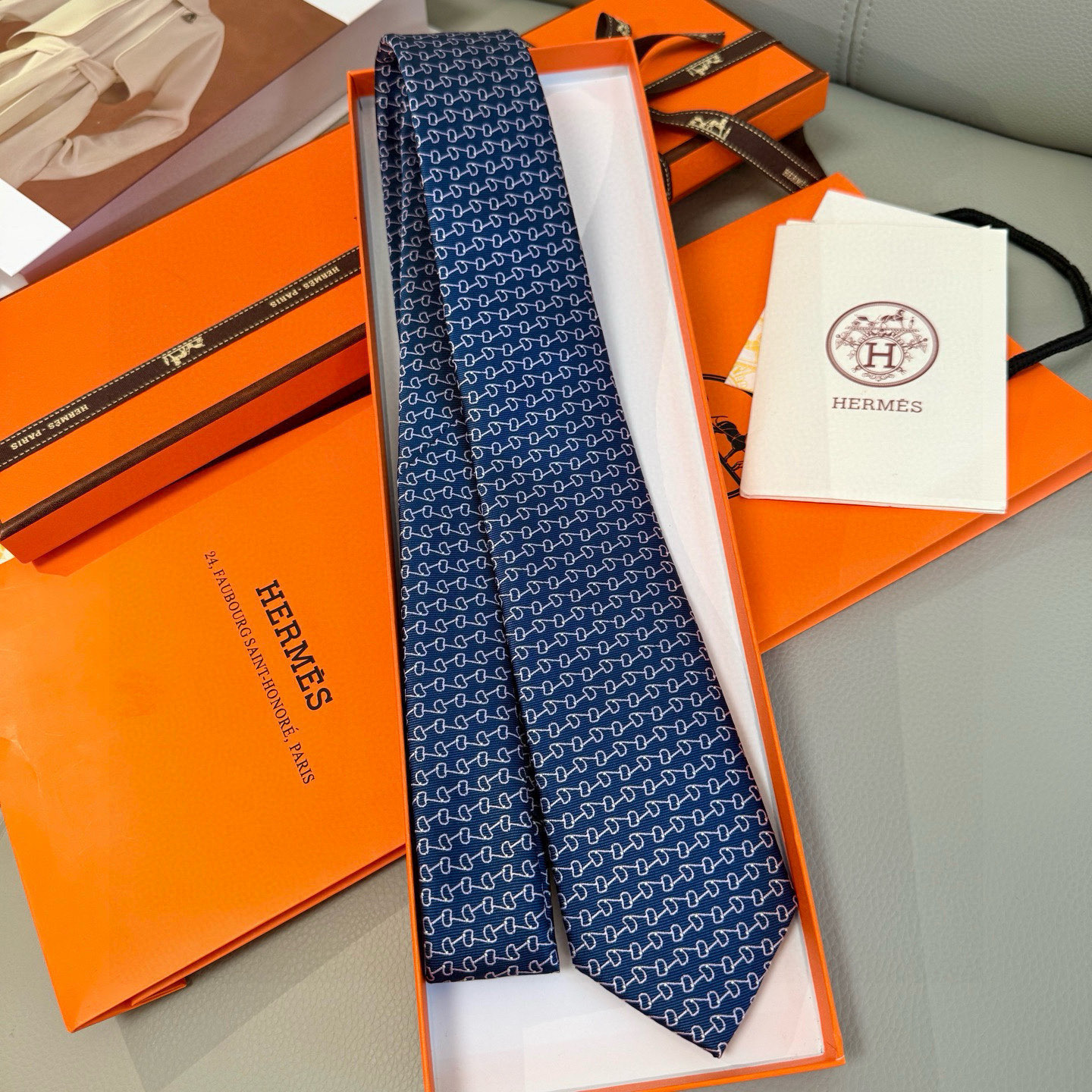 特价💰专柜同步新款 爱马仕男士领带！爱马仕领带是每位男士衣橱中不可或缺的单品，也是一段故事的起源。仅有一