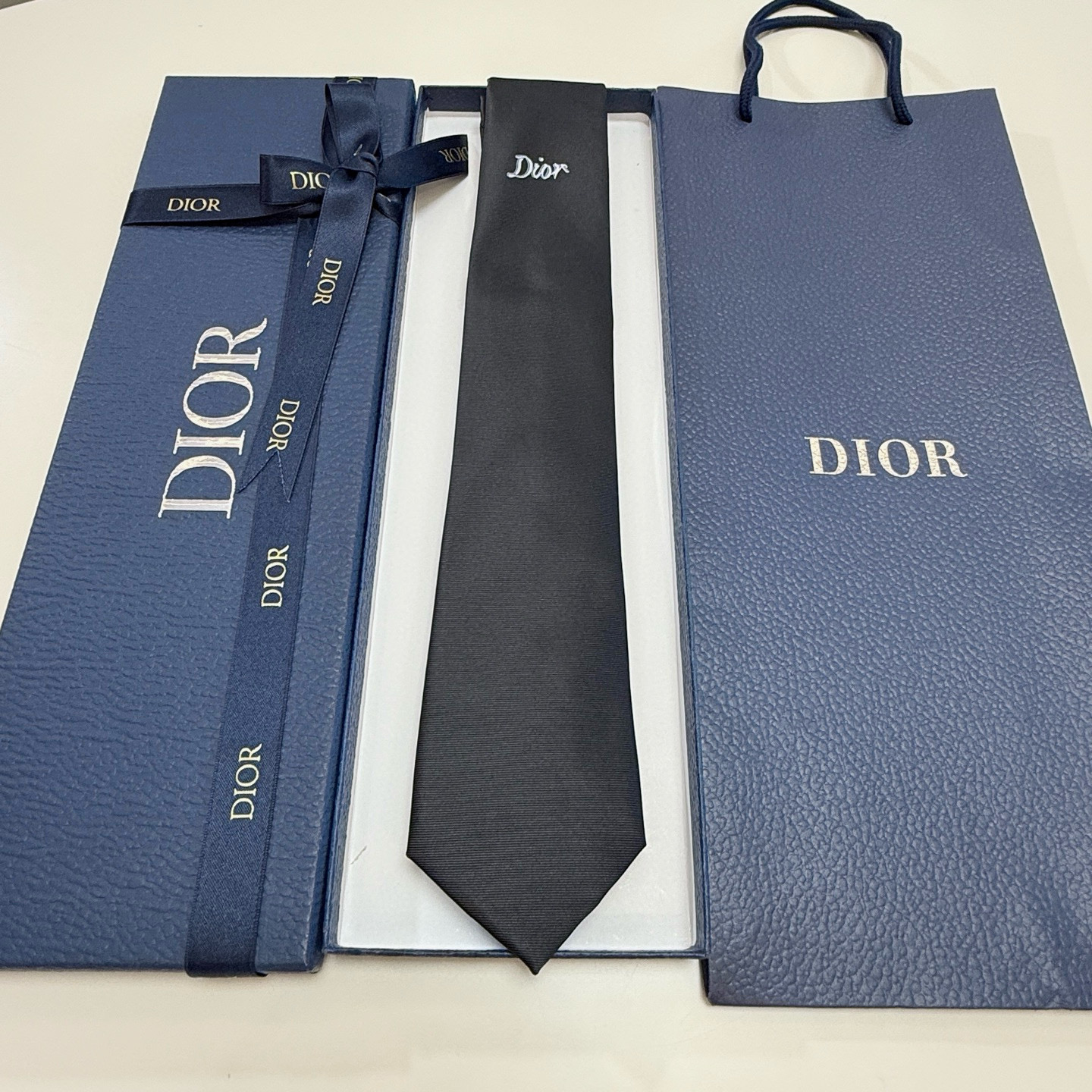 特价💰官方同步新款领带，2025年迪奥新款领带💖💖 👔👔Dior男士稀有😻😻展现精湛手工与时尚优雅的理想