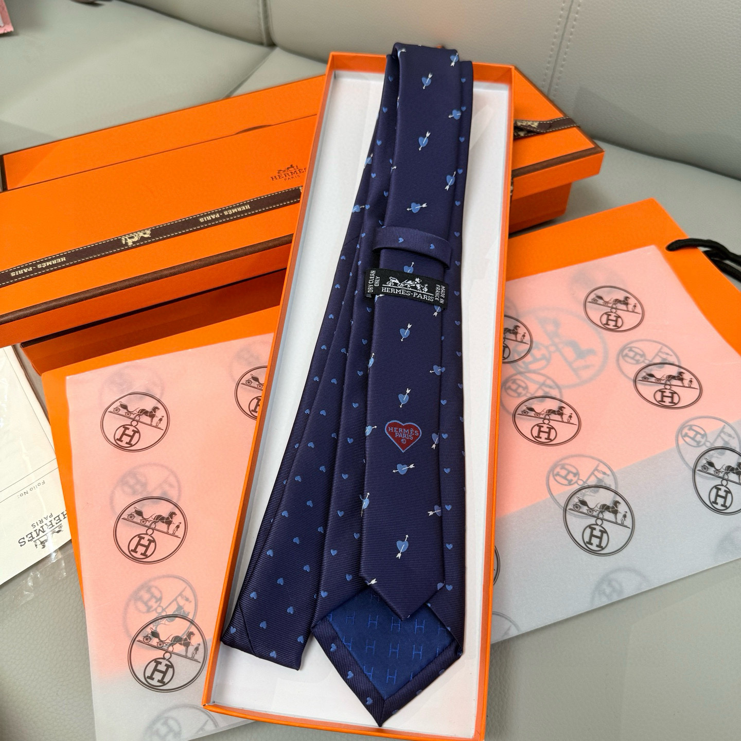 特价💰 爱马仕男女同款爱心新款领带系列👔👔，可以充分展示自己个性。100%顶级斜纹真丝手工定制‼