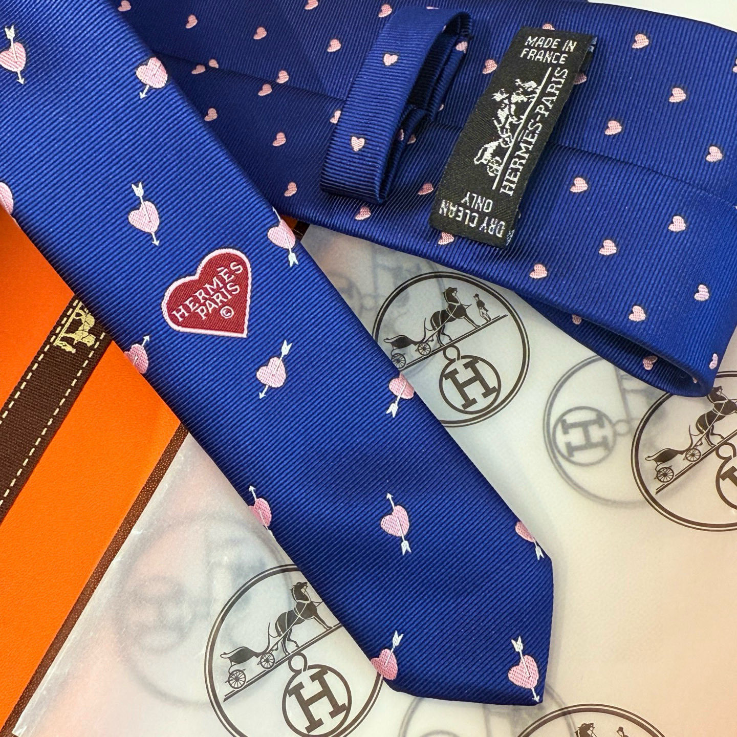 特价💰 爱马仕男女同款爱心新款领带系列👔👔，可以充分展示自己个性。100%顶级斜纹真丝手工定制‼
