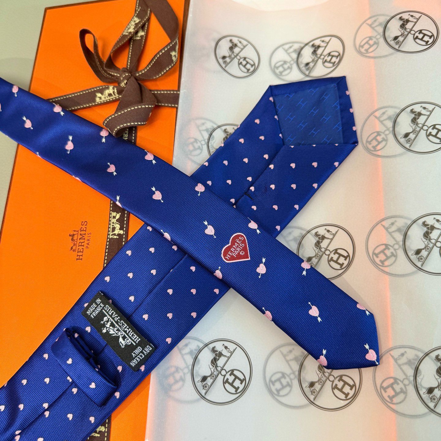 特价💰 爱马仕男女同款爱心新款领带系列👔👔，可以充分展示自己个性。100%顶级斜纹真丝手工定制‼