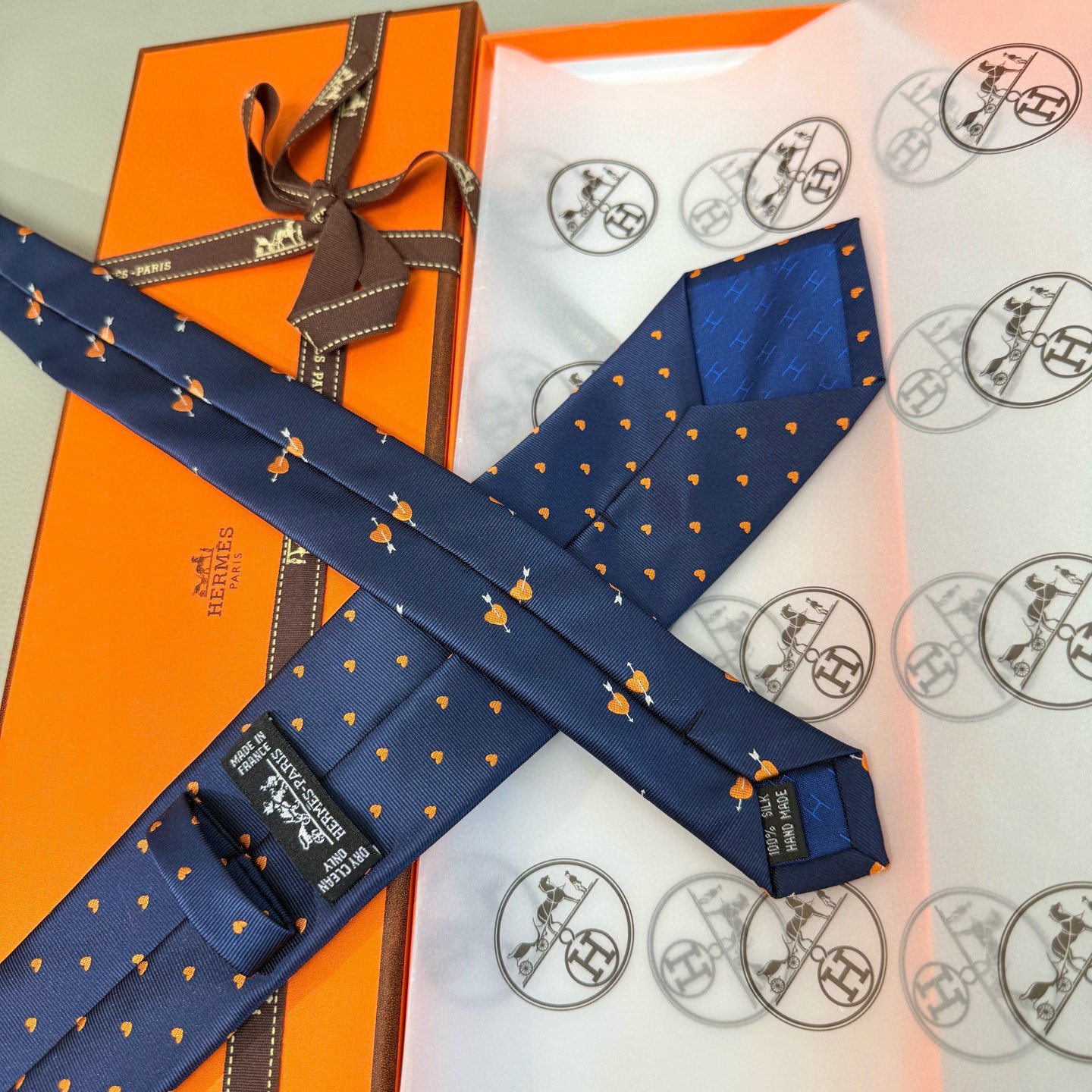 特价💰 爱马仕男女同款爱心新款领带系列👔👔，可以充分展示自己个性。100%顶级斜纹真丝手工定制‼。