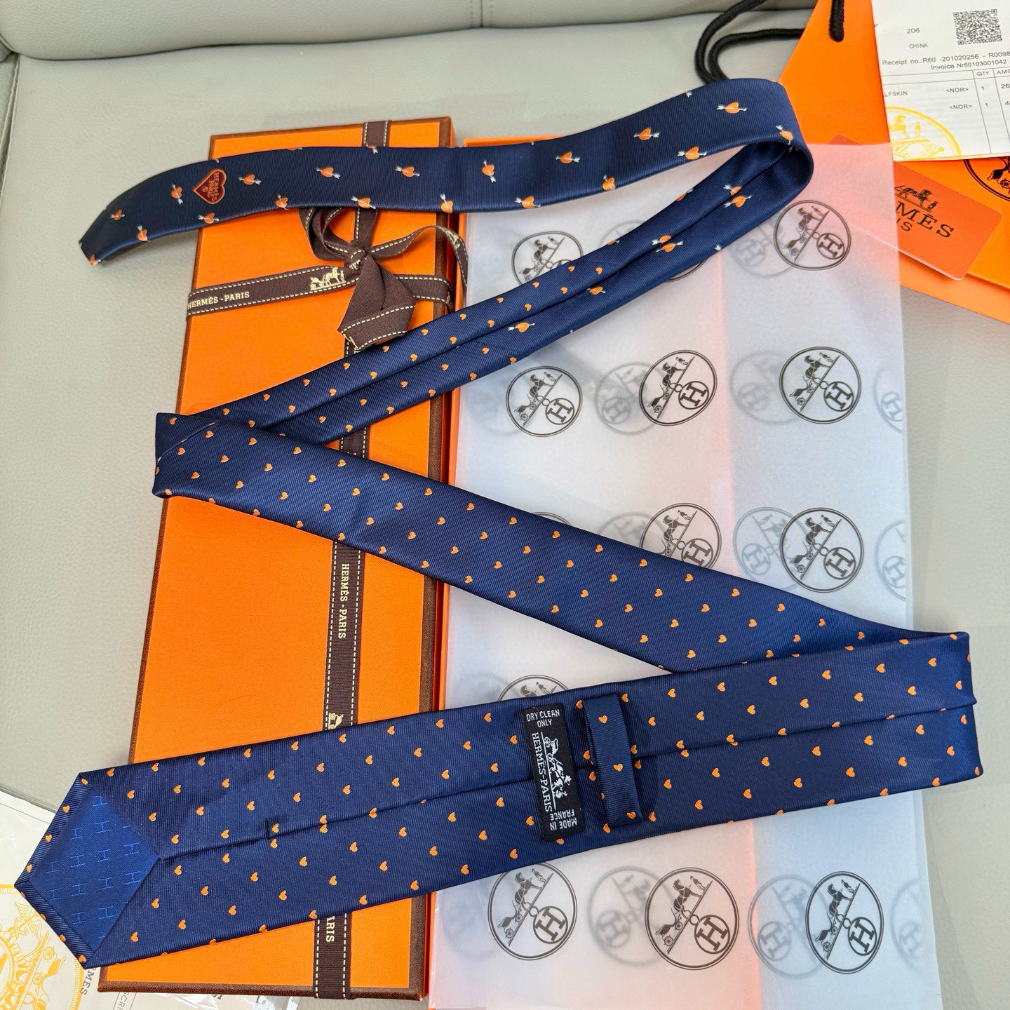 特价💰 爱马仕男女同款爱心新款领带系列👔👔，可以充分展示自己个性。100%顶级斜纹真丝手工定制‼。