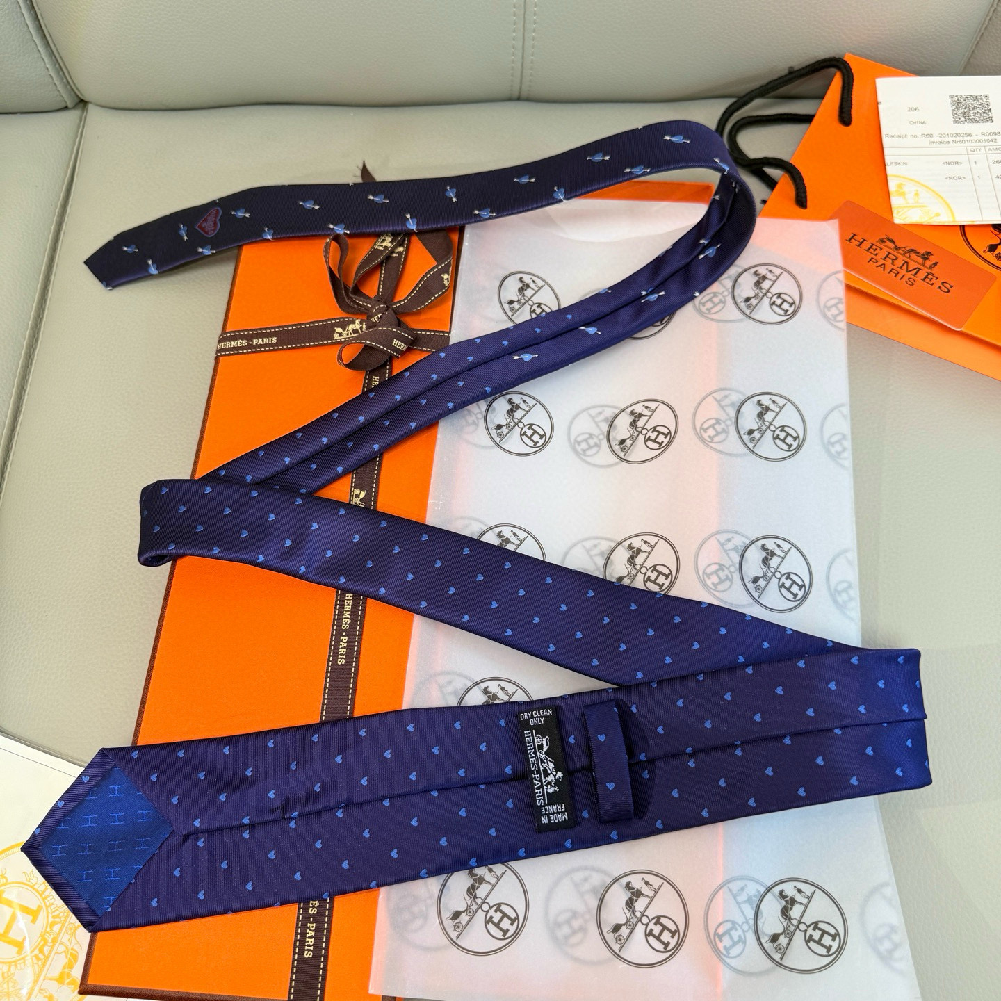 特价💰 爱马仕男女同款爱心新款领带系列👔👔，可以充分展示自己个性。100%顶级斜纹真丝手工定制‼。