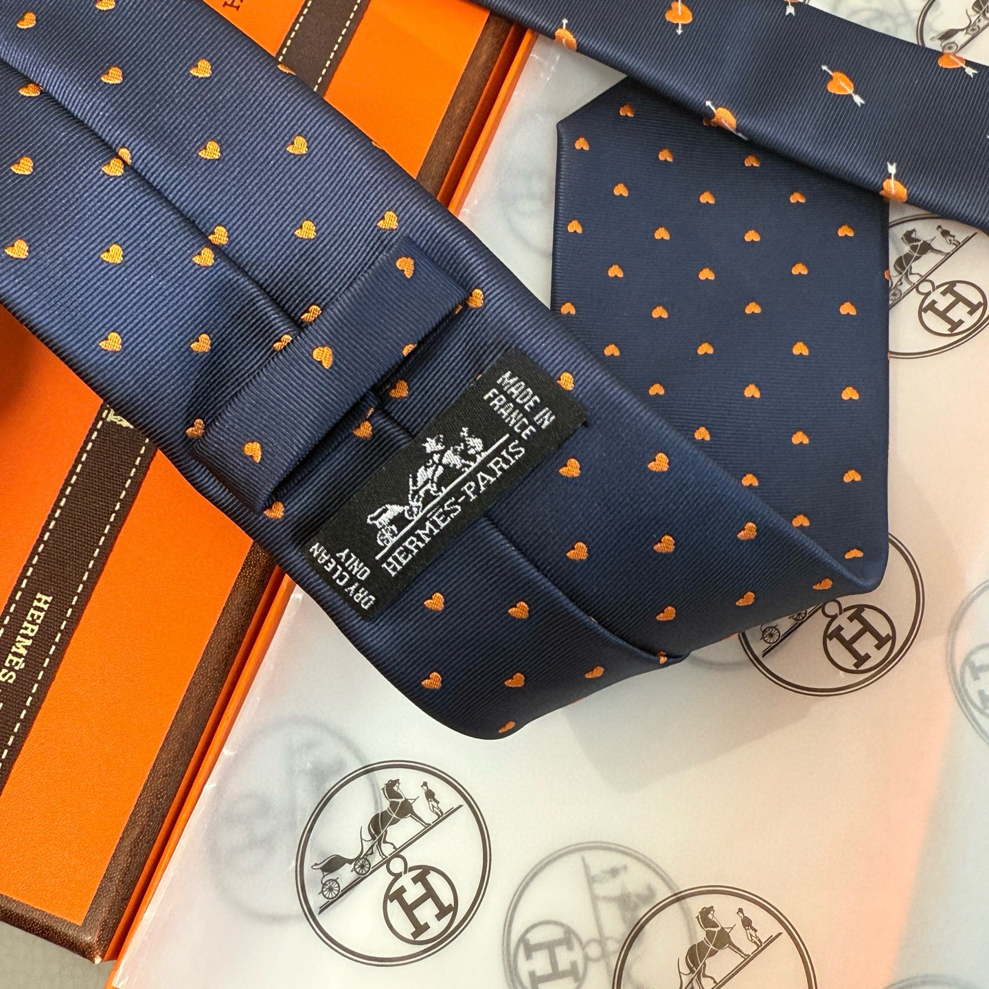 特价💰 爱马仕男女同款爱心新款领带系列👔👔，可以充分展示自己个性。100%顶级斜纹真丝手工定制‼。