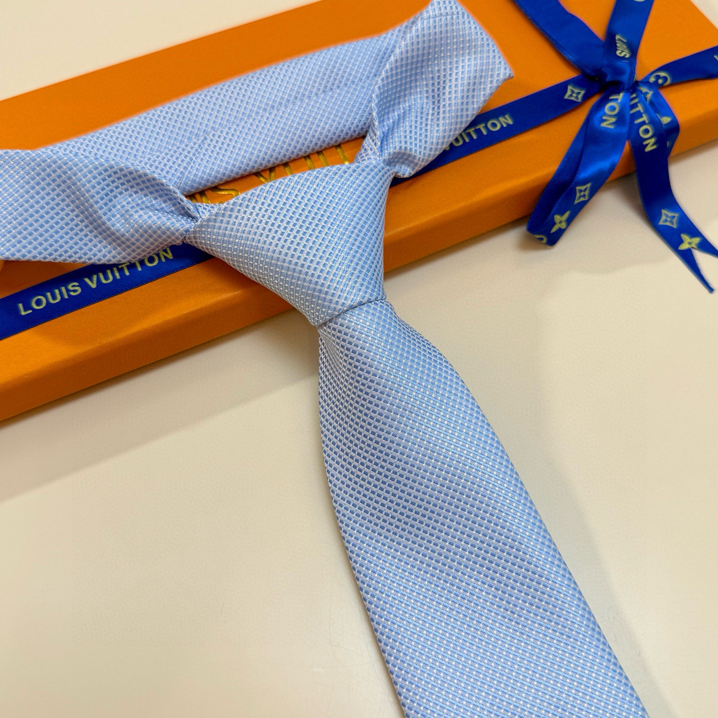 特价💰L编织格纹领带👔👔，稀有😻😻展现精湛手工与时尚优雅的理想选择，此款真丝织就的Diamonds V领