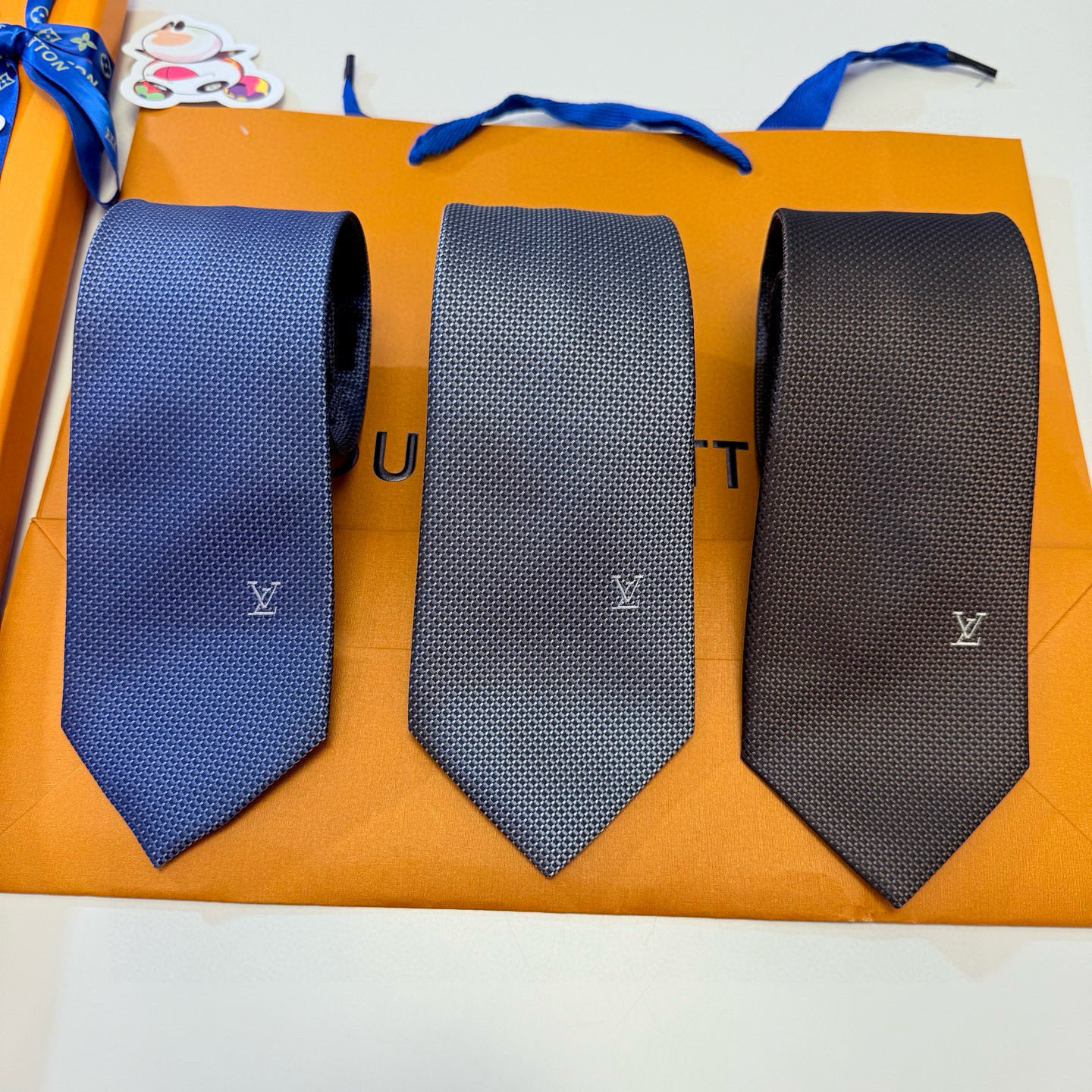 特价💰L编织格纹领带👔👔，稀有😻😻展现精湛手工与时尚优雅的理想选择，此款真丝织就的Diamonds V领