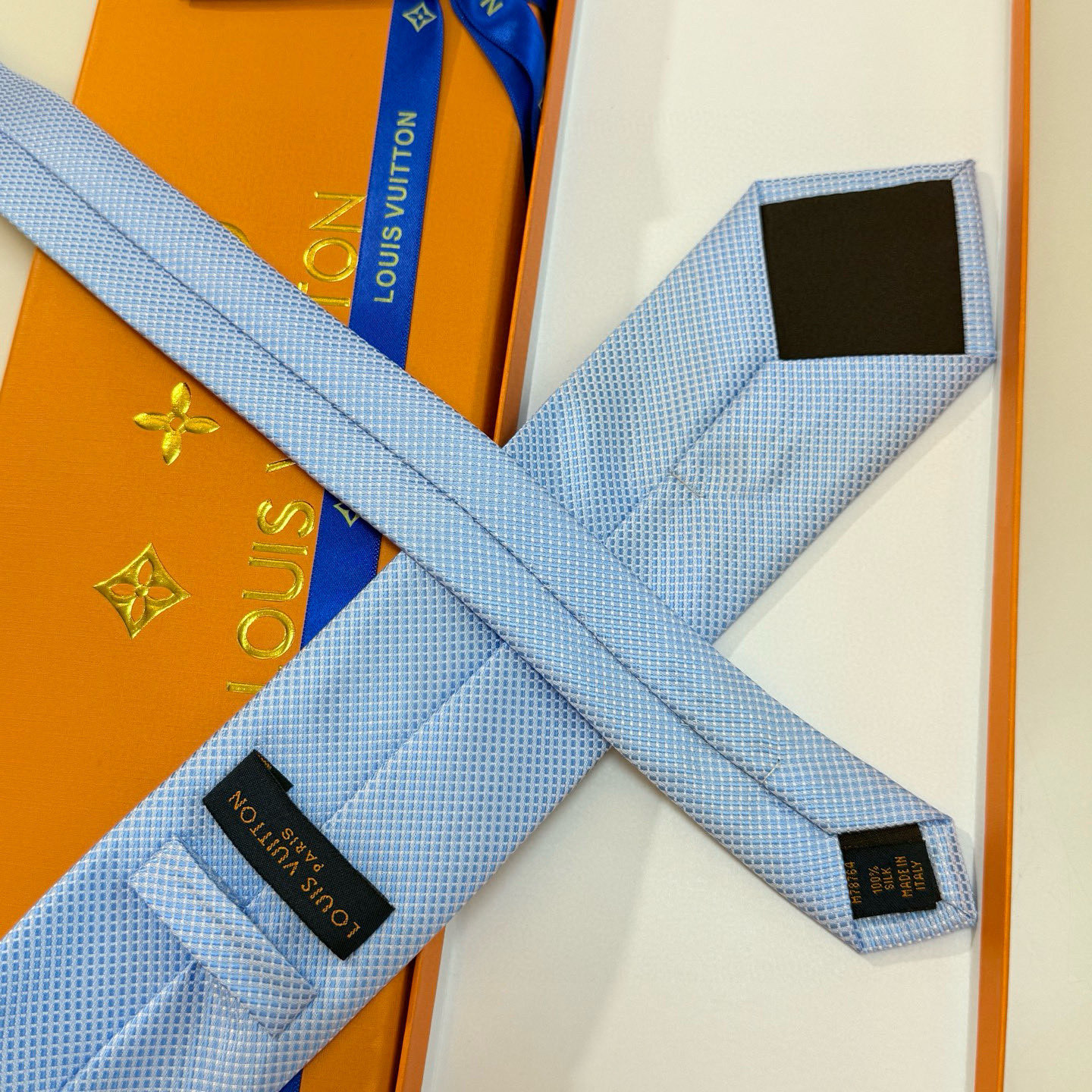特价💰L编织格纹领带👔👔，稀有😻😻展现精湛手工与时尚优雅的理想选择，此款真丝织就的Diamonds V领