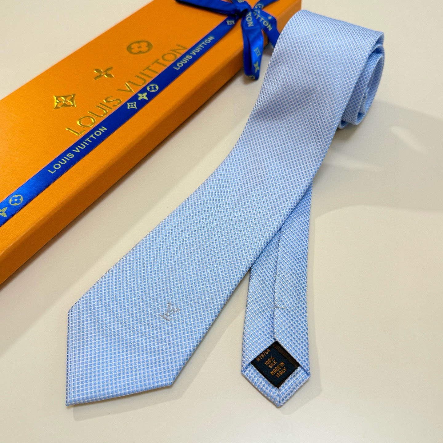 特价💰L编织格纹领带👔👔，稀有😻😻展现精湛手工与时尚优雅的理想选择，此款真丝织就的Diamonds V领