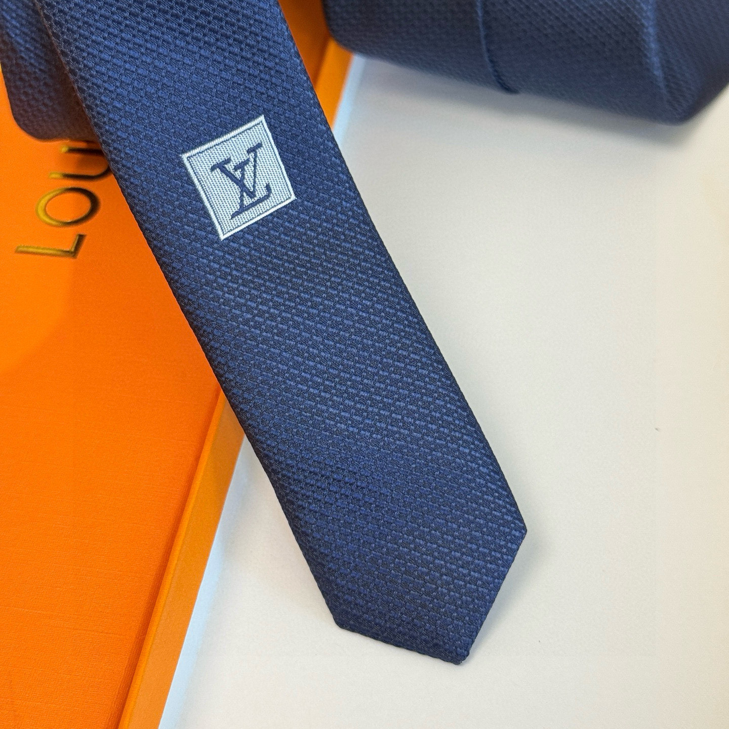 特价💰L编织格纹领带👔👔，稀有😻😻展现精湛手工与时尚优雅的理想选择，此款真丝织就的Diamonds V领