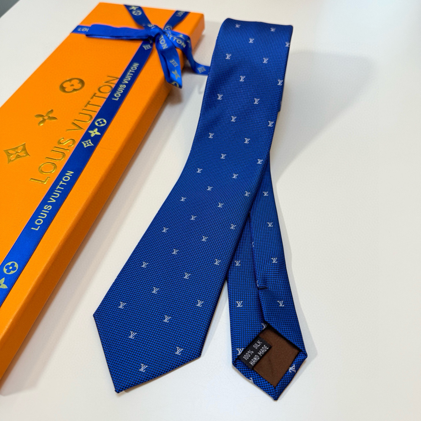 特价💰 官方同步新款男士领带！LV领带系列👔👔，稀有😻😻展现精湛手工与时尚优雅的理想选择，此款真丝织就的