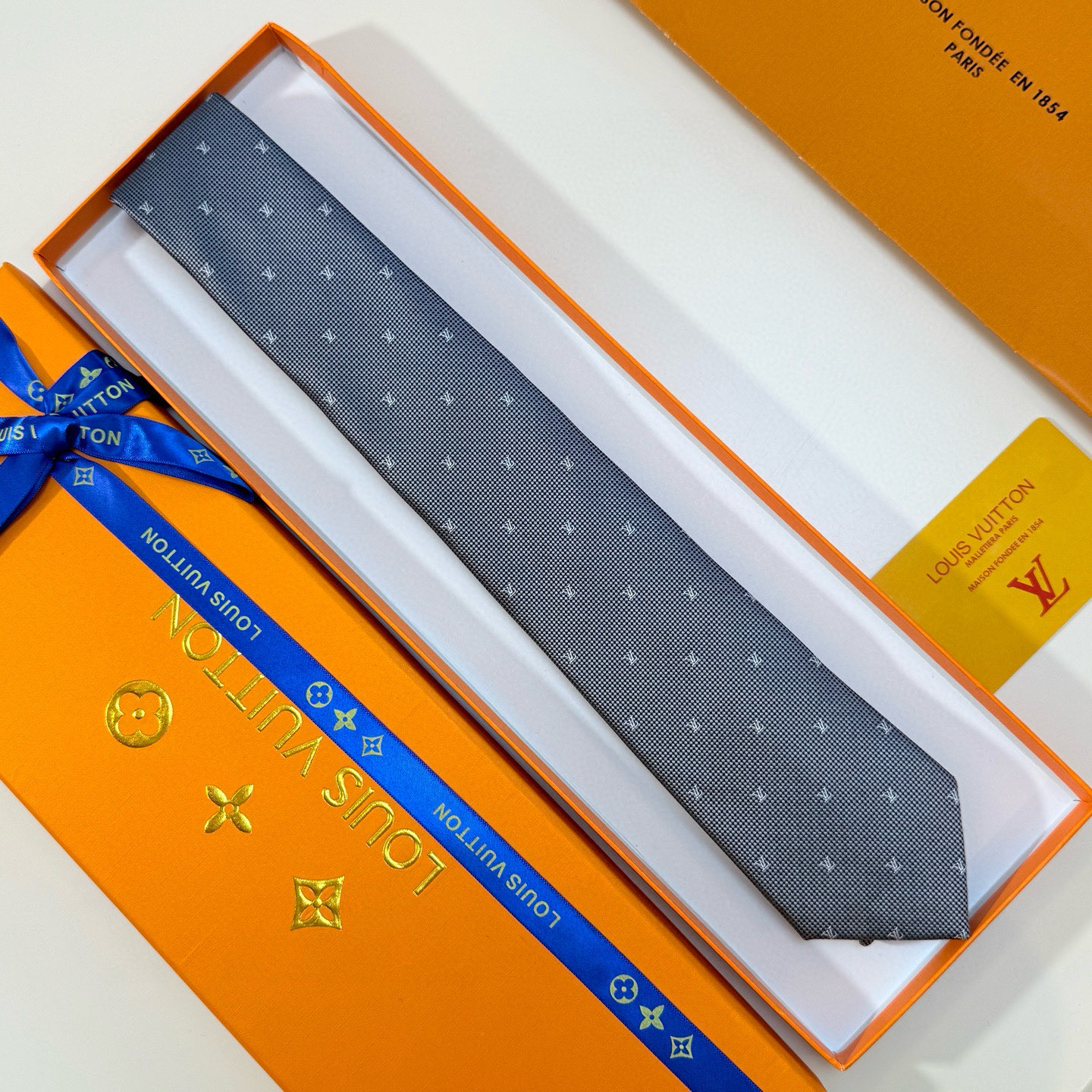 特价💰 官方同步新款男士领带！LV领带系列👔👔，稀有😻😻展现精湛手工与时尚优雅的理想选择，此款真丝织就的