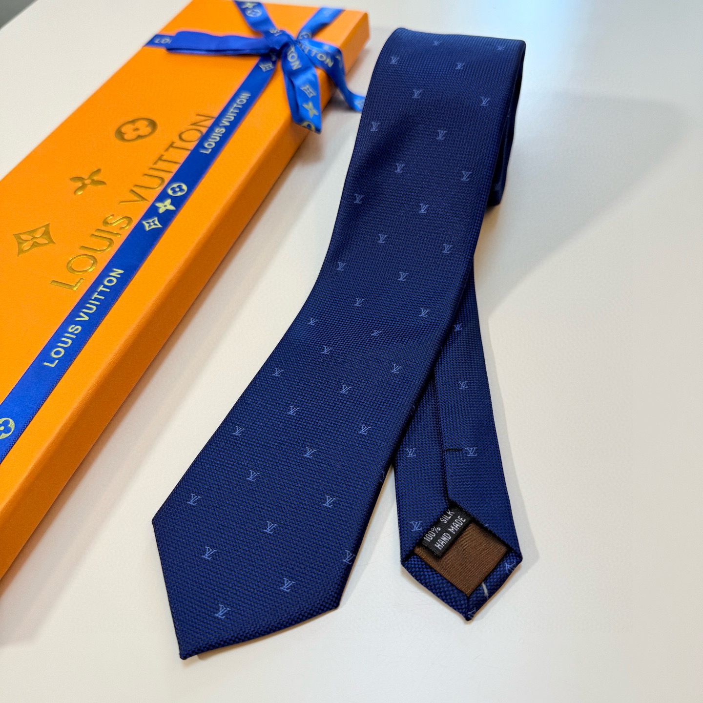特价💰 官方同步新款男士领带！LV领带系列👔👔，稀有😻😻展现精湛手工与时尚优雅的理想选择，此款真丝织就的