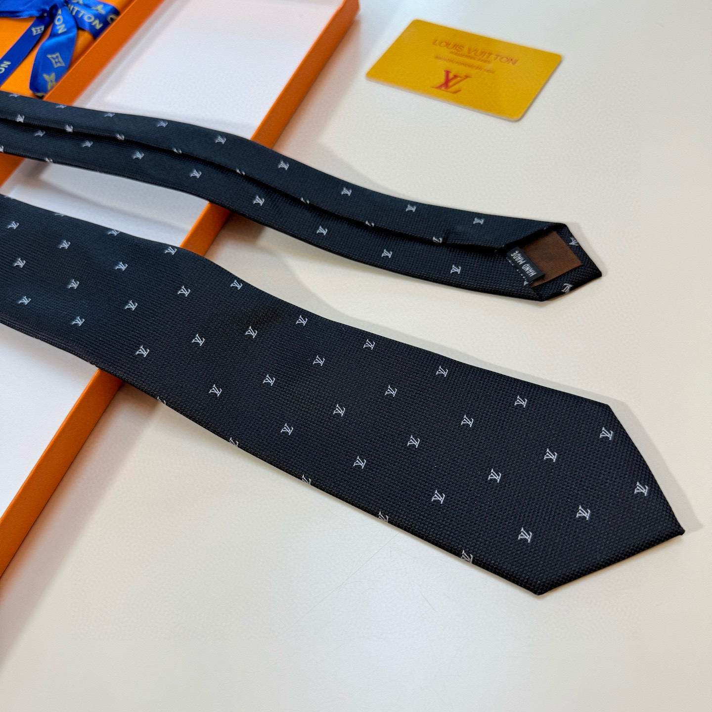 特价💰 官方同步新款男士领带！LV领带系列👔👔，稀有😻😻展现精湛手工与时尚优雅的理想选择，此款真丝织就的