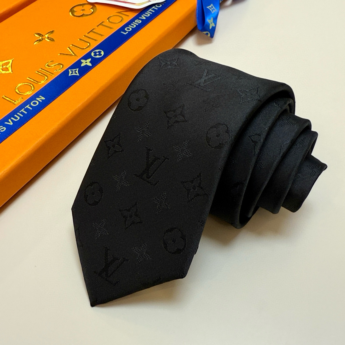 特价💰LV男士领带系列👔👔，稀有😻😻展现精湛手工与时尚优雅的理想选择，此款真丝织就的Diamonds V
