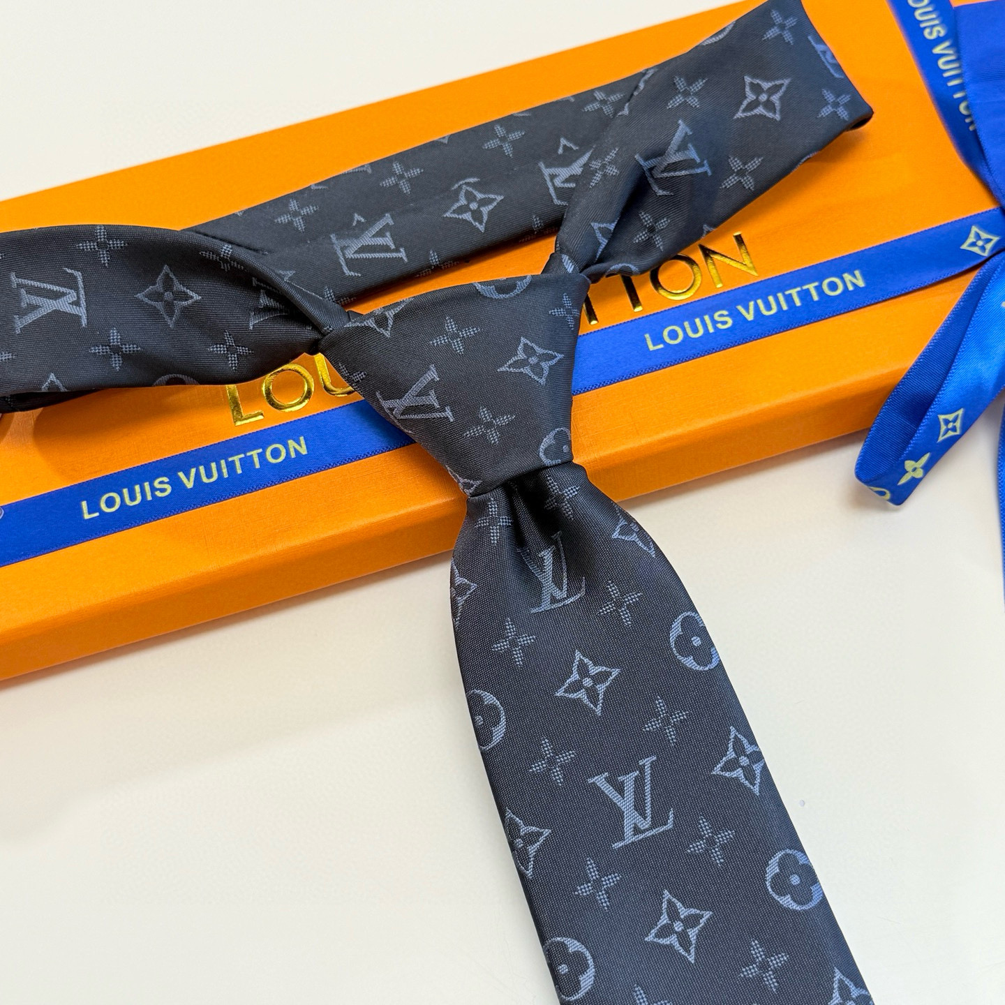 特价💰LV男士领带系列👔👔，稀有😻😻展现精湛手工与时尚优雅的理想选择，此款真丝织就的Diamonds V