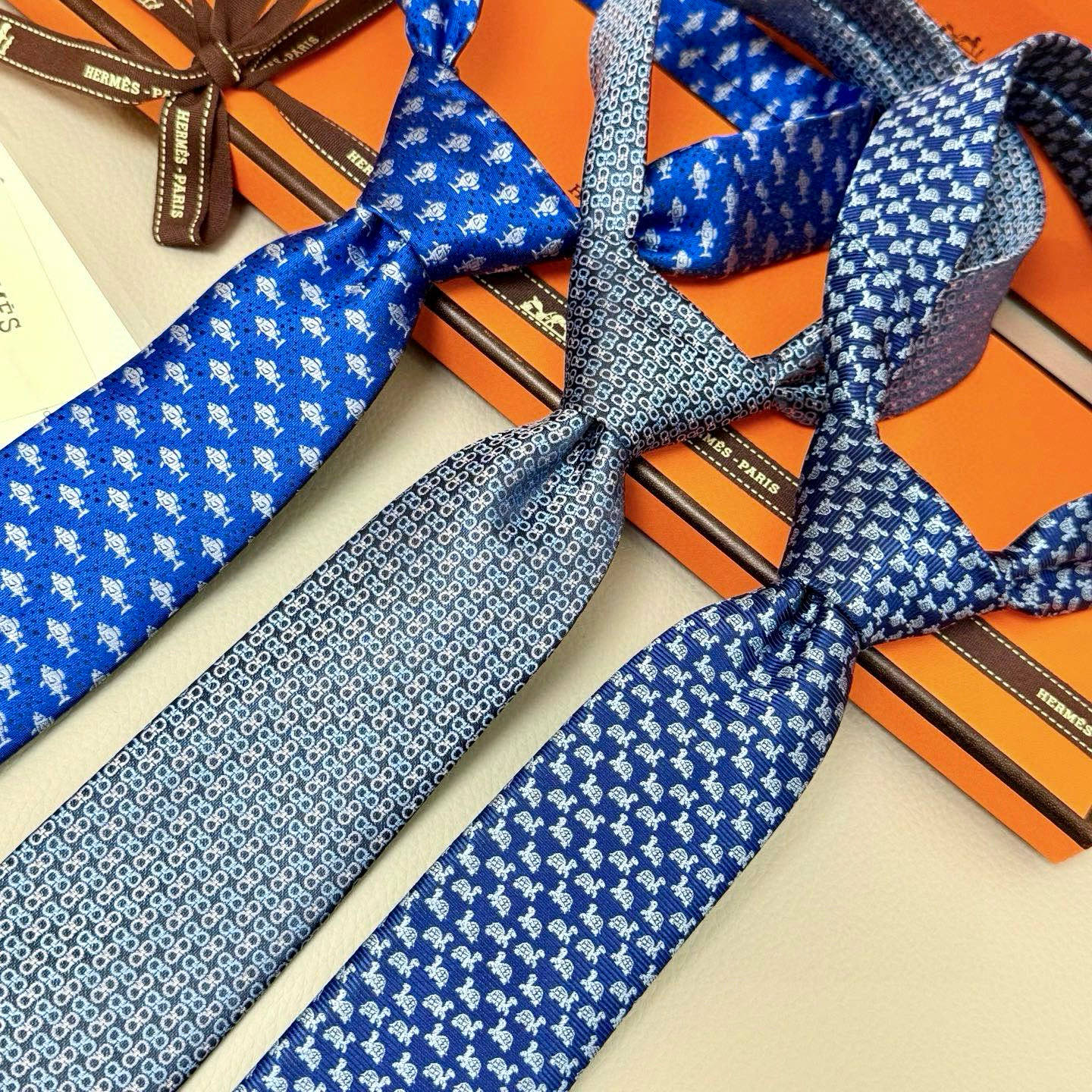 特价💰 男士新款领带系列【H连环叠影领带】👔👔，稀有H家每年都有一千条不同印花的领带面世，从最初的多以几