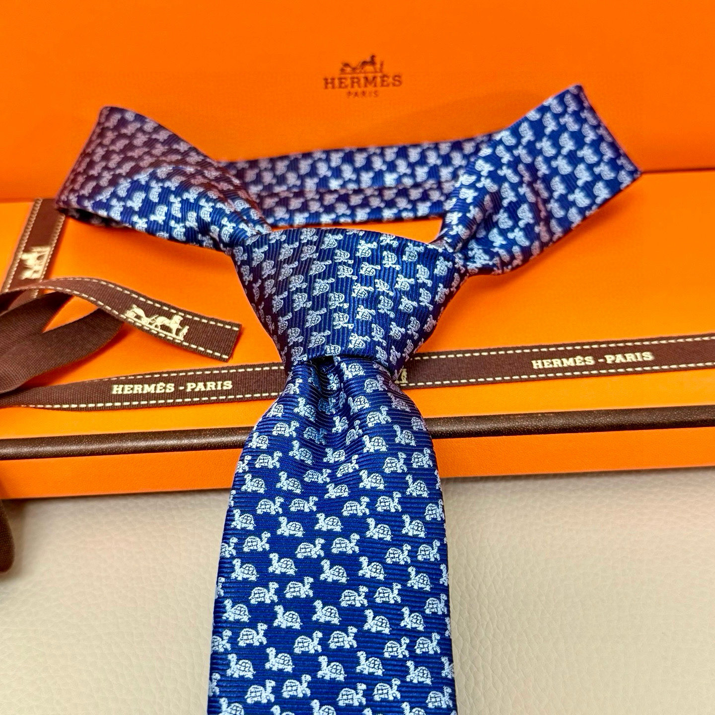 特价💰 H小乌龟图案领带👔👔稀有😻😻
每年都有一千条不同印花的领带面世
从最初的多以几何图案表现骑术活动