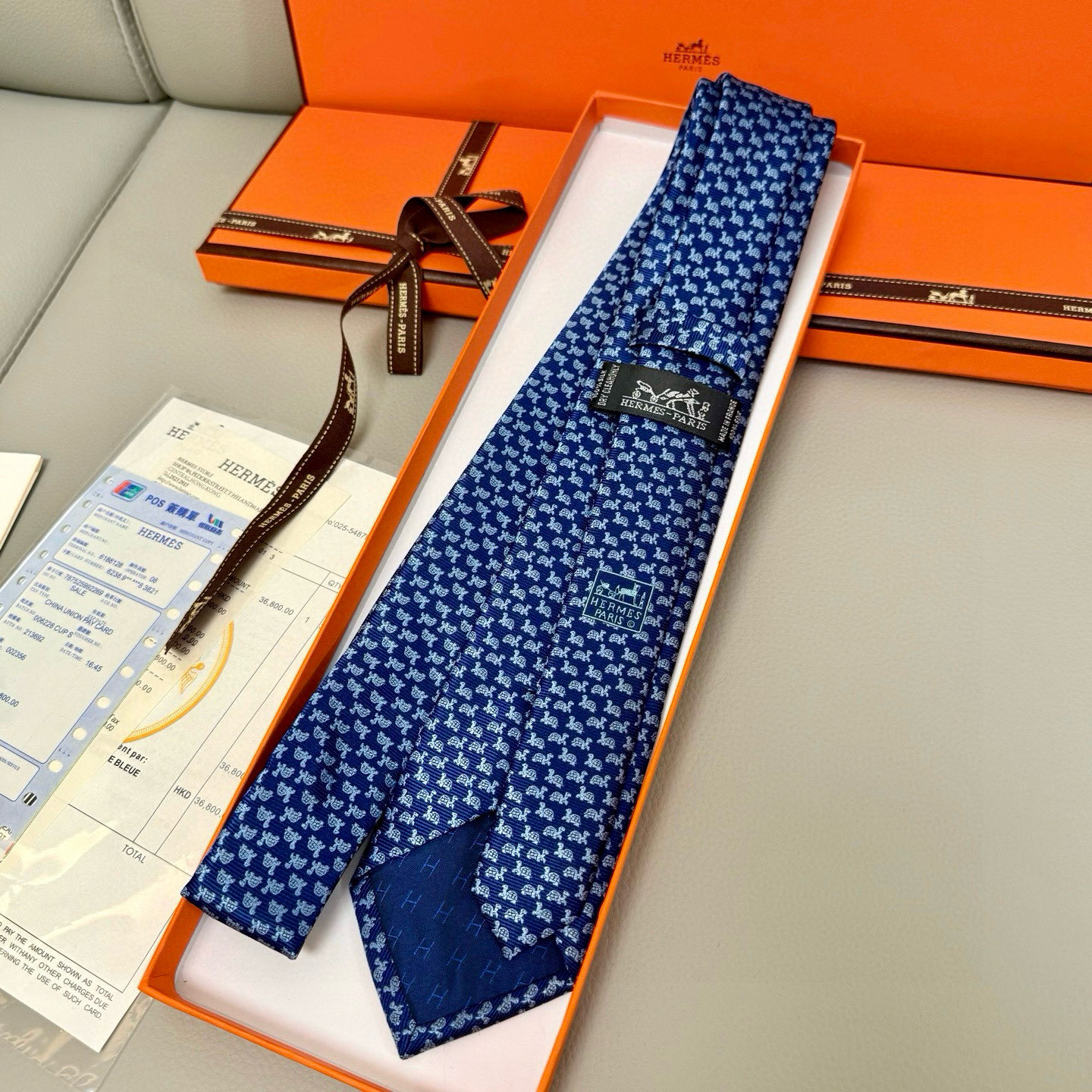 特价💰 H小乌龟图案领带👔👔稀有😻😻
每年都有一千条不同印花的领带面世
从最初的多以几何图案表现骑术活动
