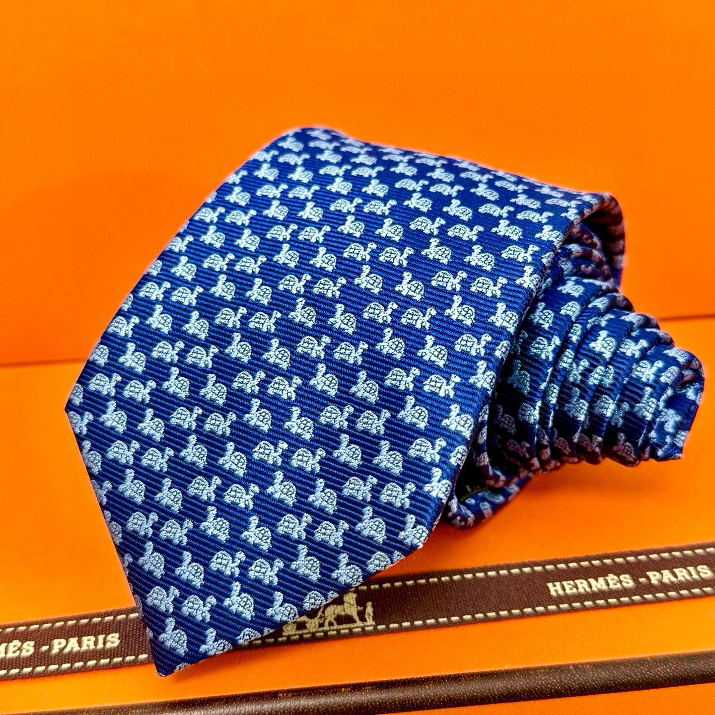 特价💰 H小乌龟图案领带👔👔稀有😻😻
每年都有一千条不同印花的领带面世
从最初的多以几何图案表现骑术活动
