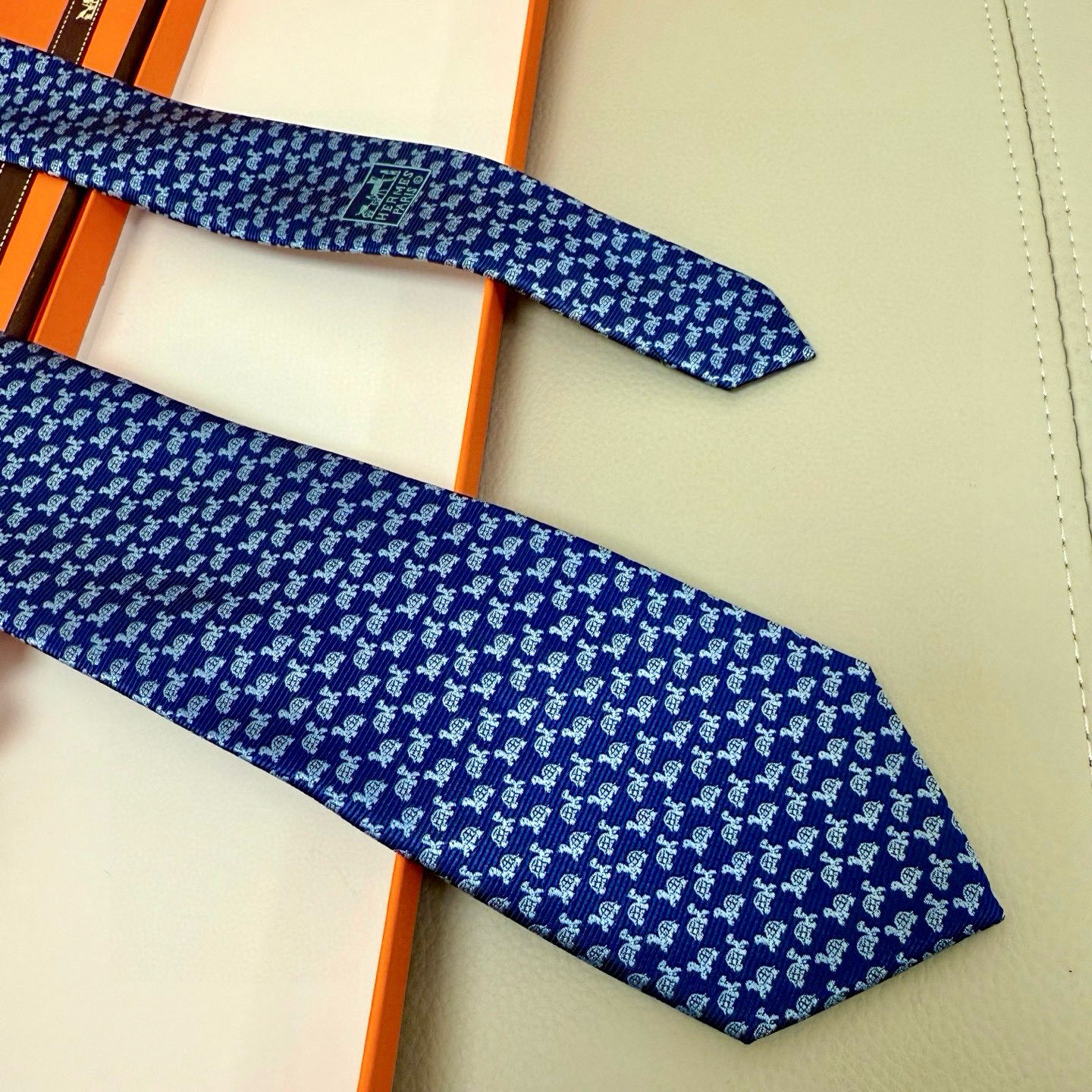 特价💰 H小乌龟图案领带👔👔稀有😻😻
每年都有一千条不同印花的领带面世
从最初的多以几何图案表现骑术活动