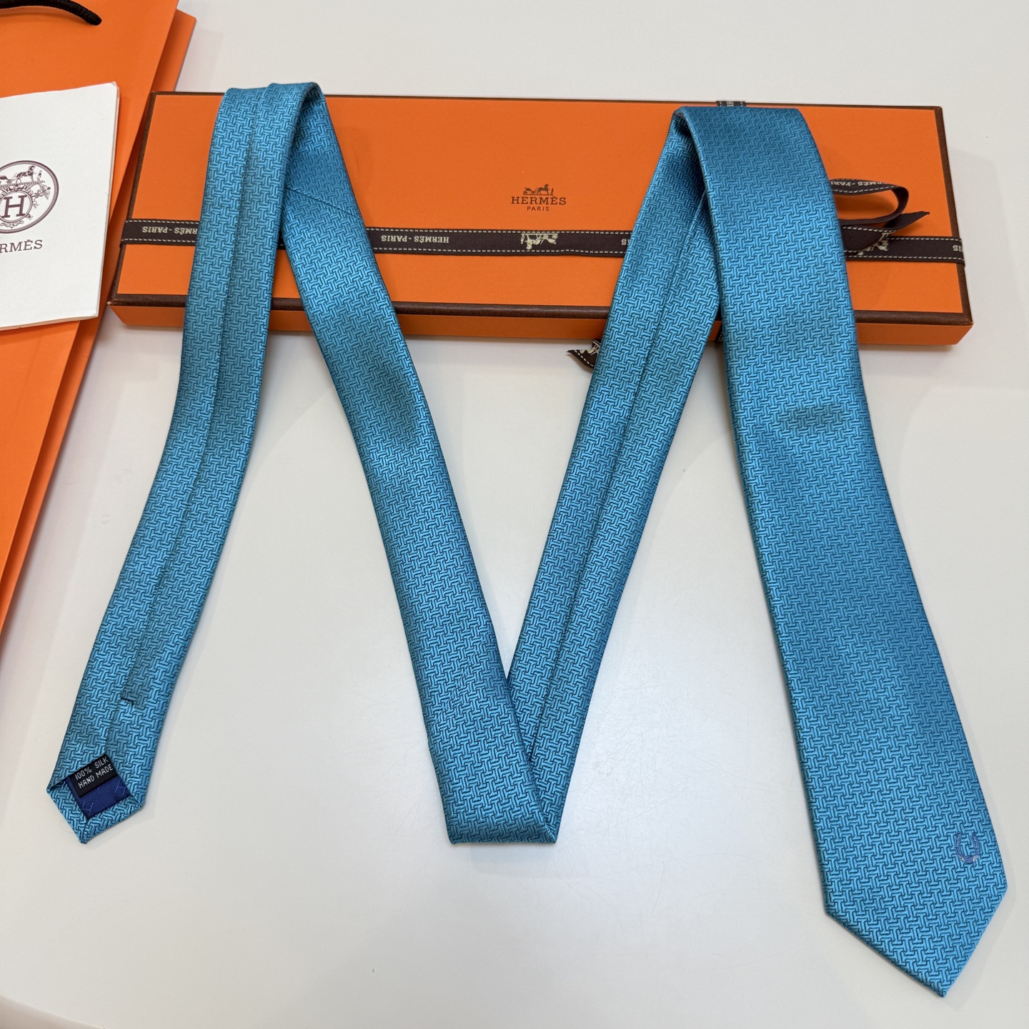 特价新款爱马仕领带，官方同步Unie Fer a Cheval领带 👔👔，稀有H家每年都有一千条不同印花