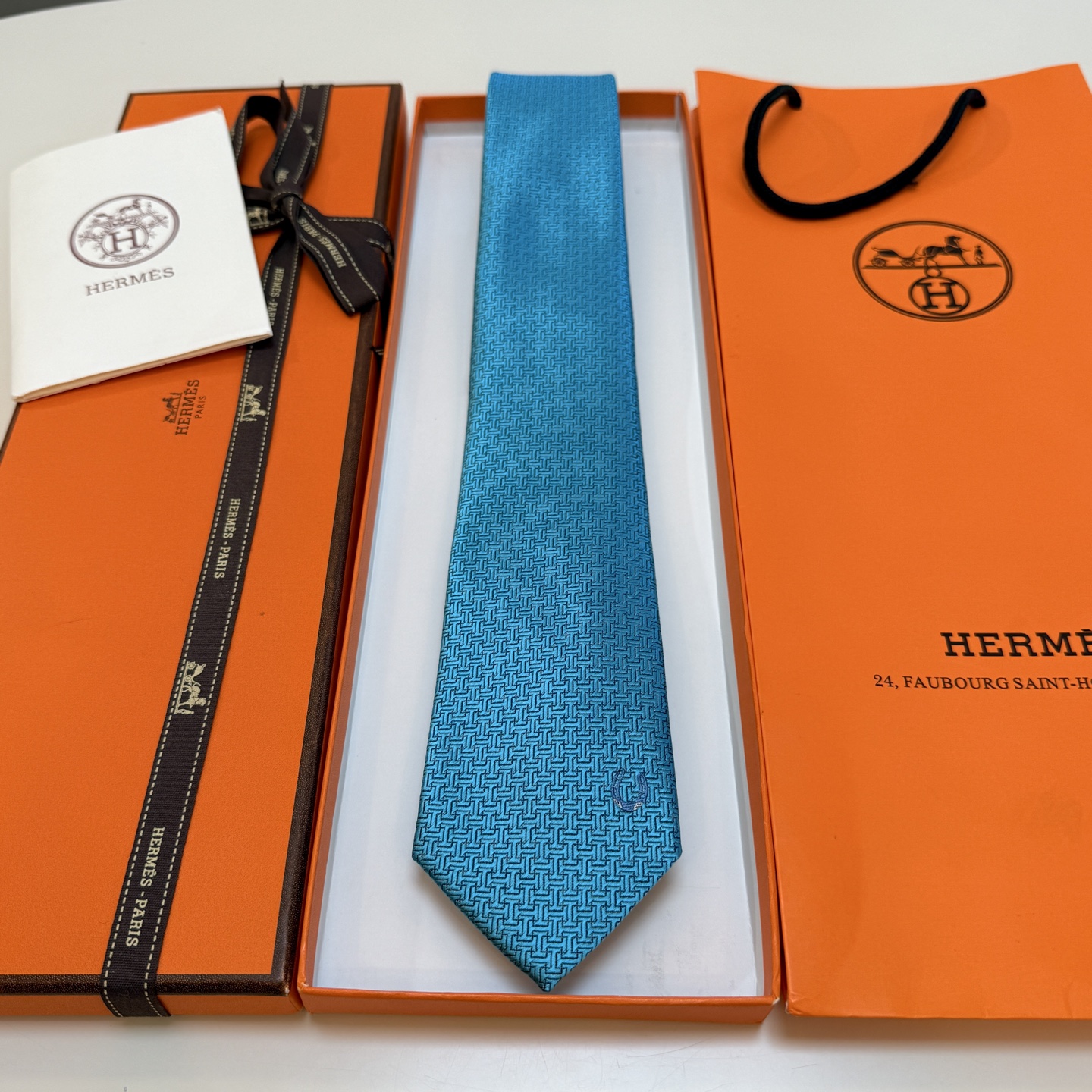 特价新款爱马仕领带，官方同步Unie Fer a Cheval领带 👔👔，稀有H家每年都有一千条不同印花