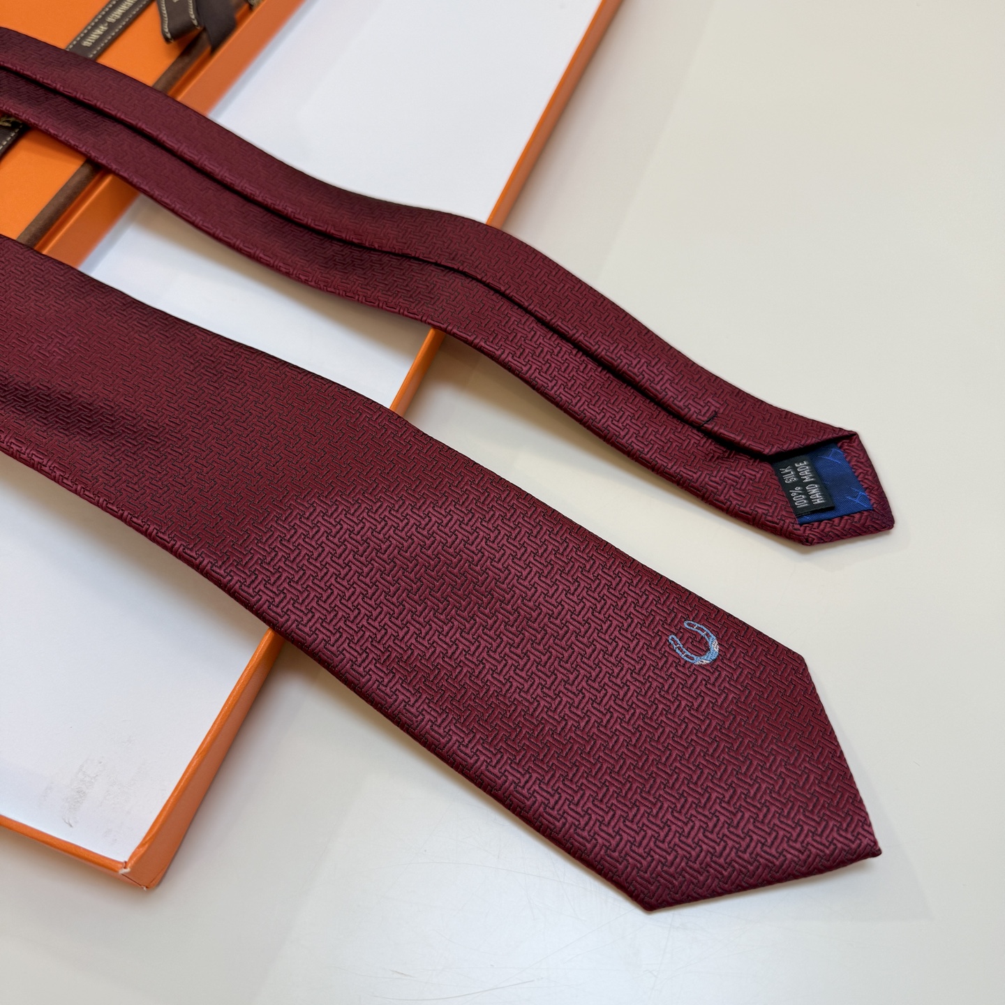 特价新款爱马仕领带，官方同步Unie Fer a Cheval领带 👔👔，稀有H家每年都有一千条不同印花