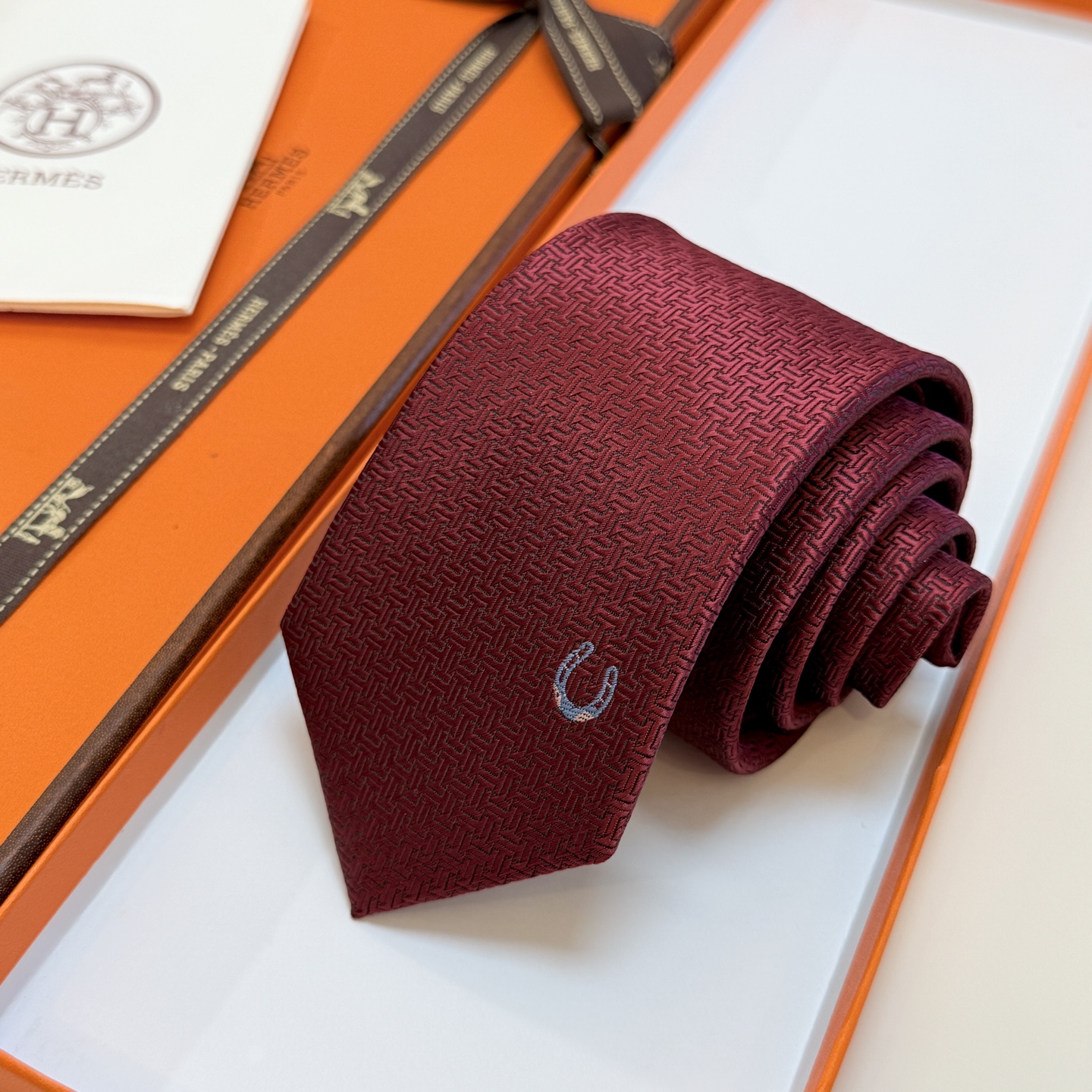 特价新款爱马仕领带，官方同步Unie Fer a Cheval领带 👔👔，稀有H家每年都有一千条不同印花