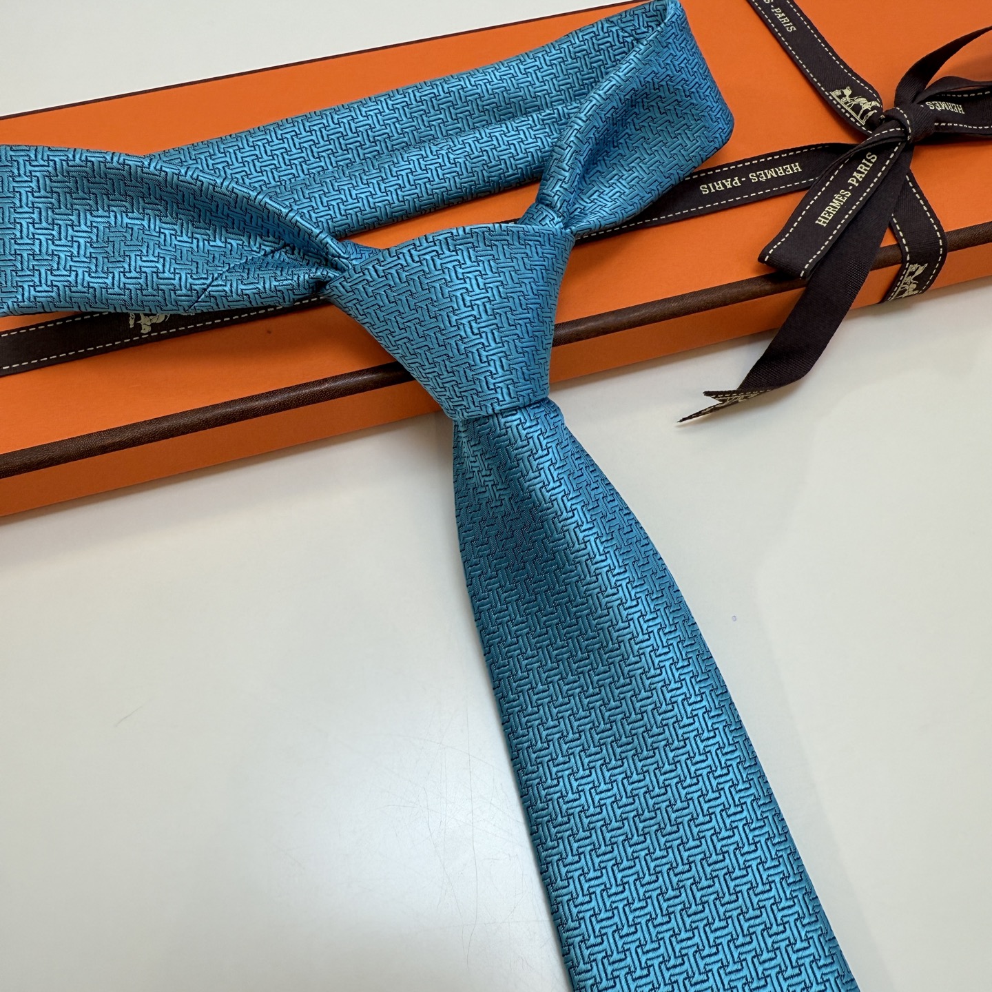 特价新款爱马仕领带，官方同步Unie Fer a Cheval领带 👔👔，稀有H家每年都有一千条不同印花