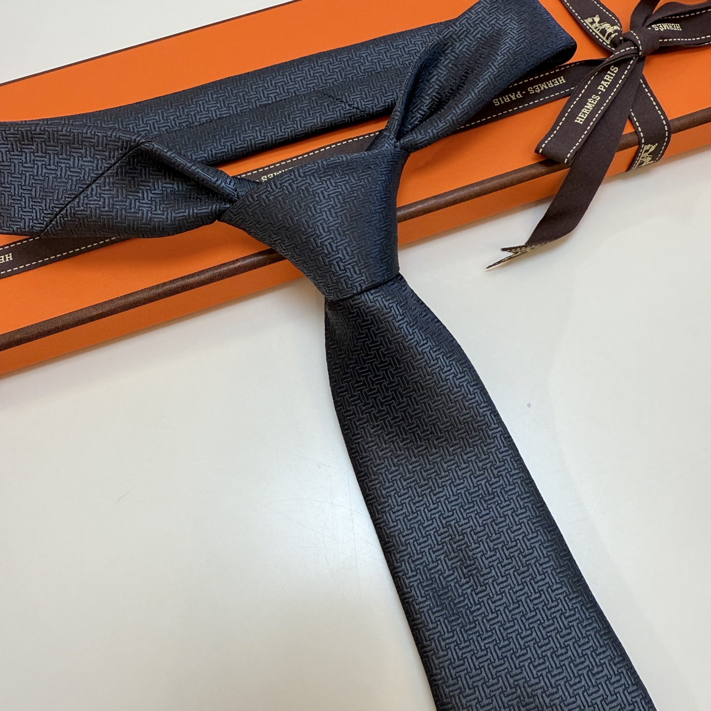 特价新款爱马仕领带，官方同步Unie Fer a Cheval领带 👔👔，稀有H家每年都有一千条不同印花