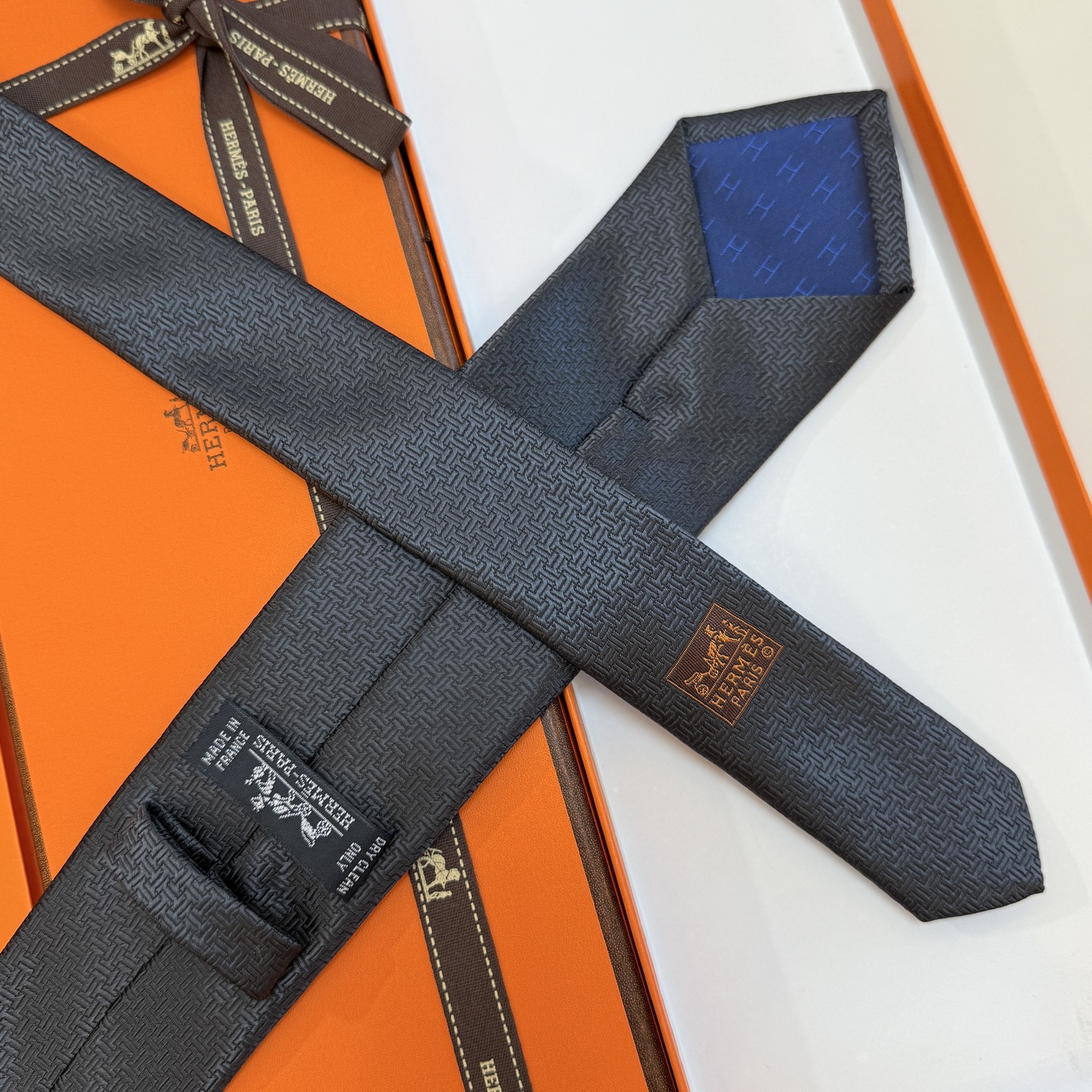 特价新款爱马仕领带，官方同步Unie Fer a Cheval领带 👔👔，稀有H家每年都有一千条不同印花