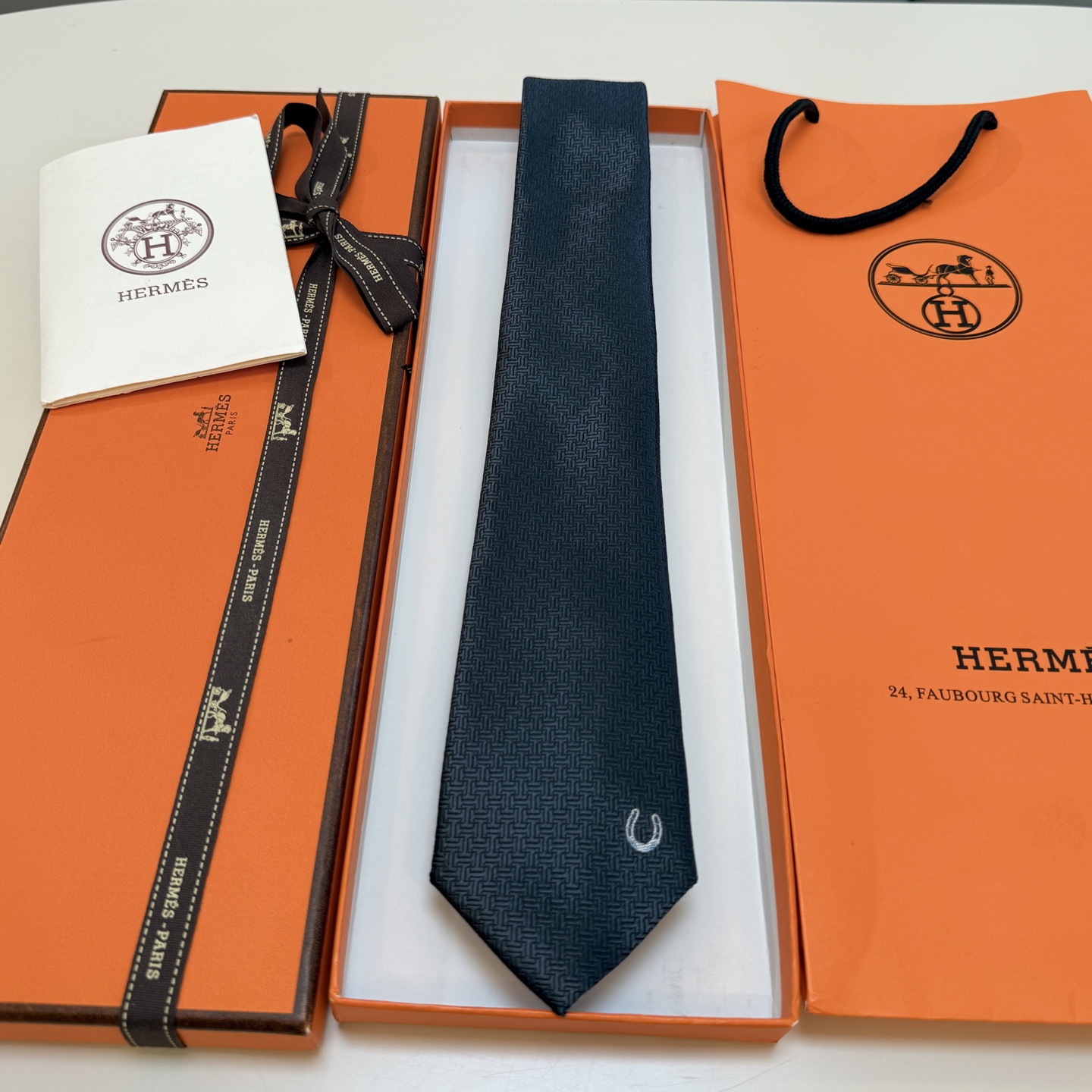 特价新款爱马仕领带，官方同步Unie Fer a Cheval领带 👔👔，稀有H家每年都有一千条不同印花