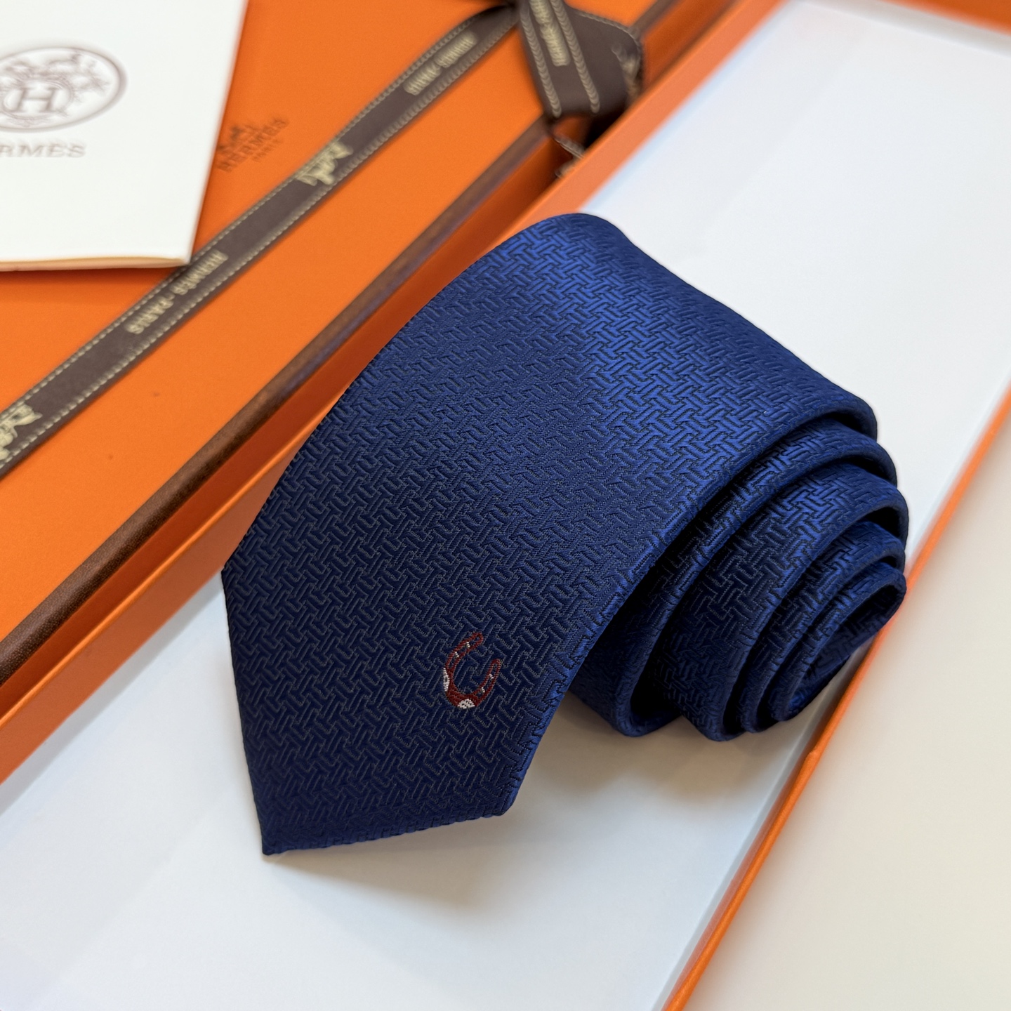 特价新款爱马仕领带，官方同步Unie Fer a Cheval领带 👔👔，稀有H家每年都有一千条不同印花