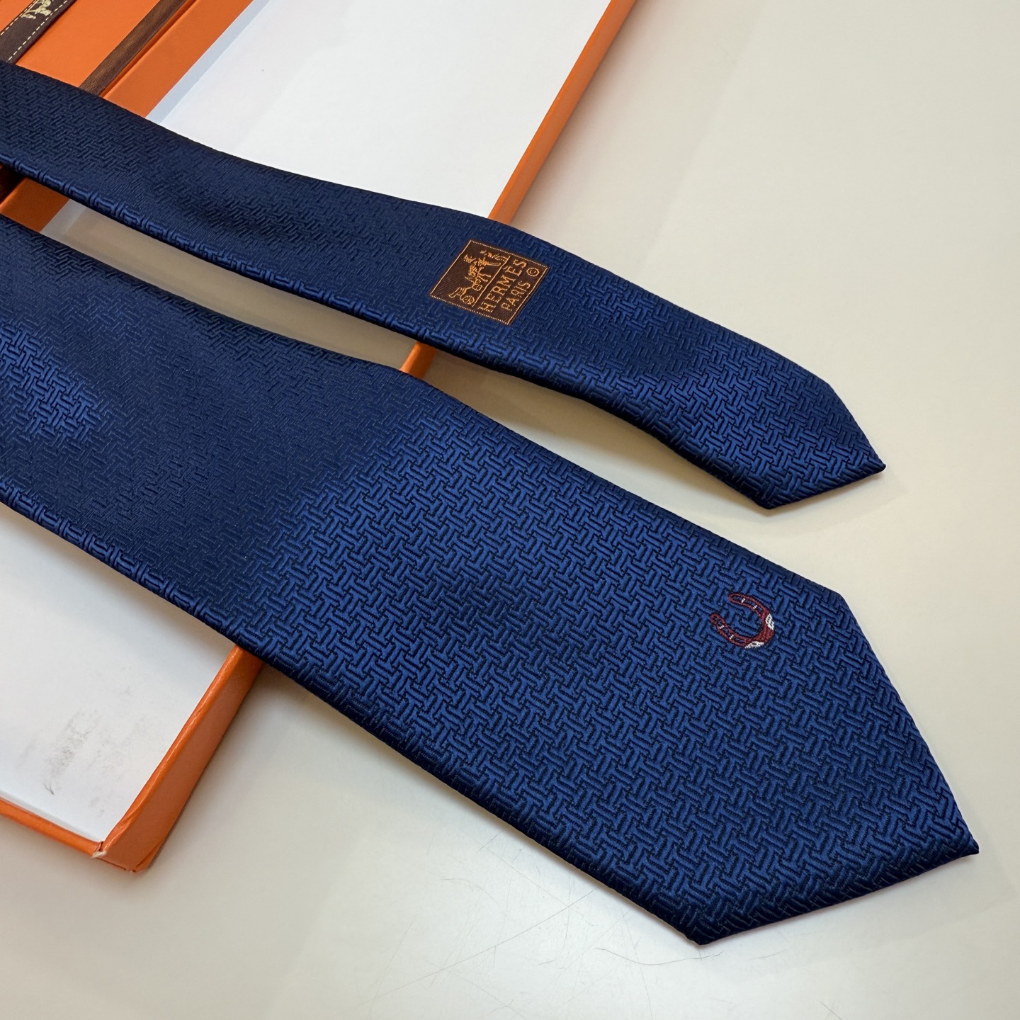 特价新款爱马仕领带，官方同步Unie Fer a Cheval领带 👔👔，稀有H家每年都有一千条不同印花