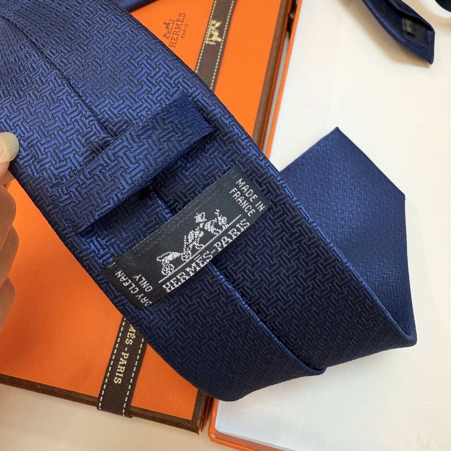 特价新款爱马仕领带，官方同步Unie Fer a Cheval领带 👔👔，稀有H家每年都有一千条不同印花