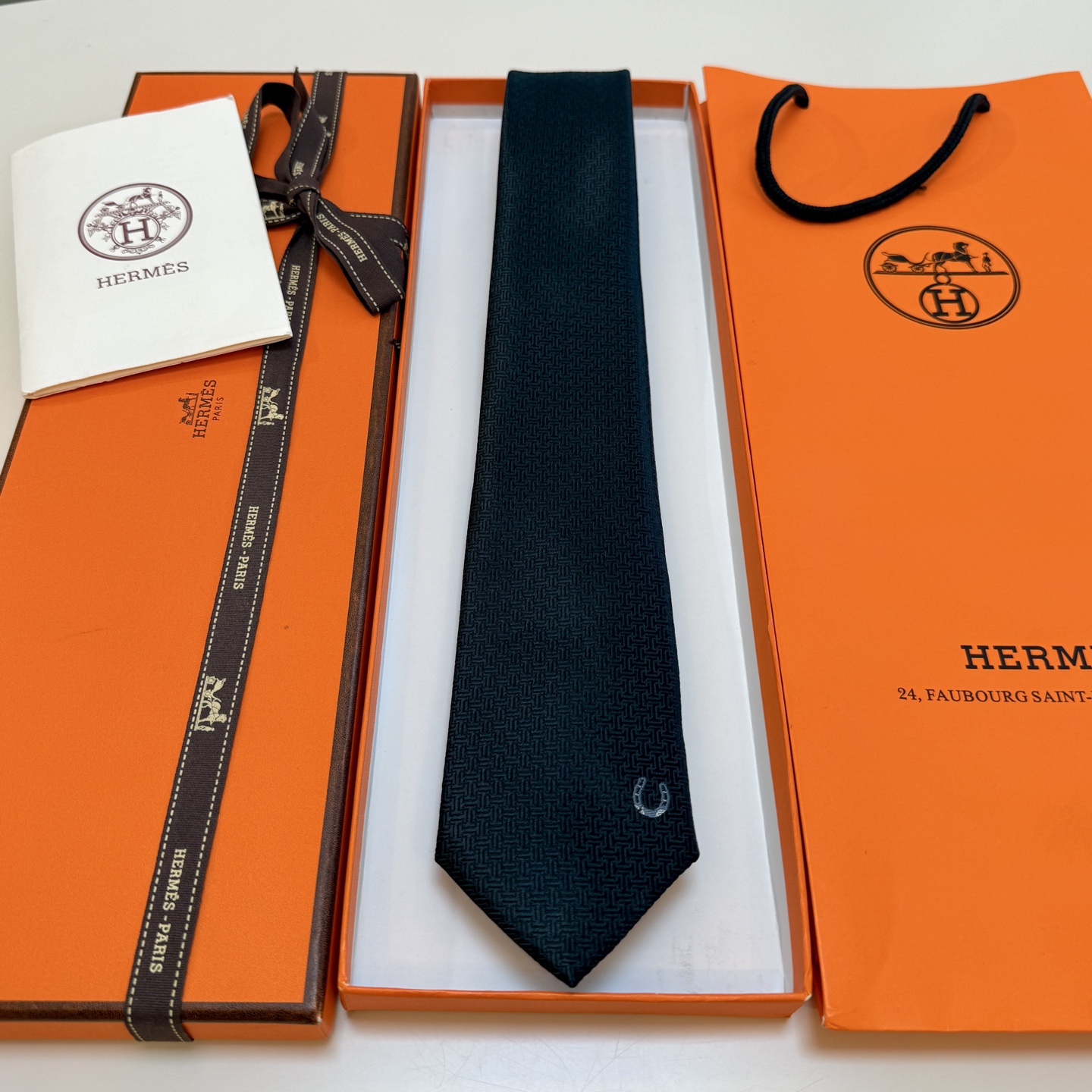 特价新款爱马仕领带，官方同步Unie Fer a Cheval领带 👔👔，稀有H家每年都有一千条不同印花