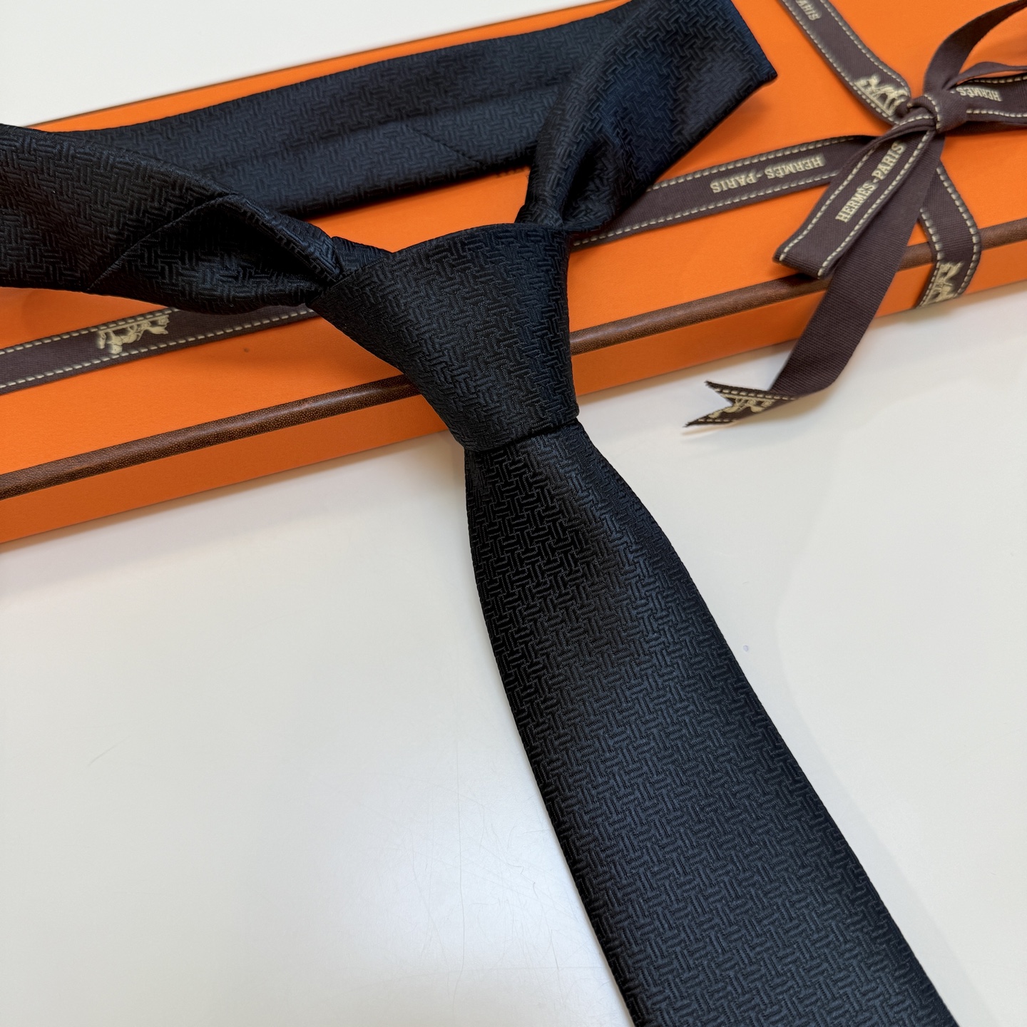 特价新款爱马仕领带，官方同步Unie Fer a Cheval领带 👔👔，稀有H家每年都有一千条不同印花