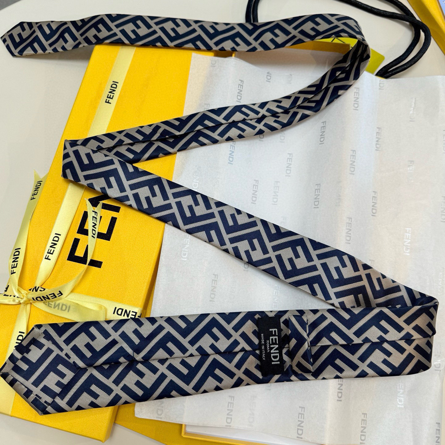 特价💰💰实物真的很美，男士芬迪爆款领带👔👔，稀有😻😻展现精湛手工与时尚优雅的理想选择，这款采用F家最具标