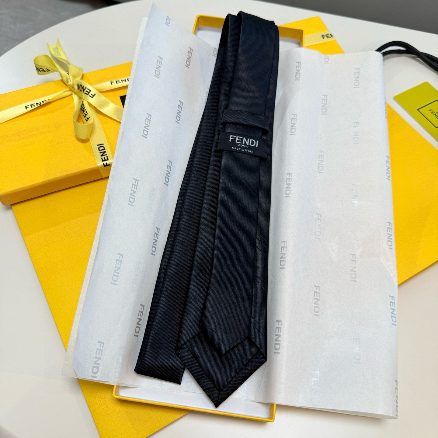 特价💰💰💰实物真的很美，男士芬迪爆款领带👔👔，稀有😻😻展现精湛手工与时尚优雅的理想选择，这款采用F家最具