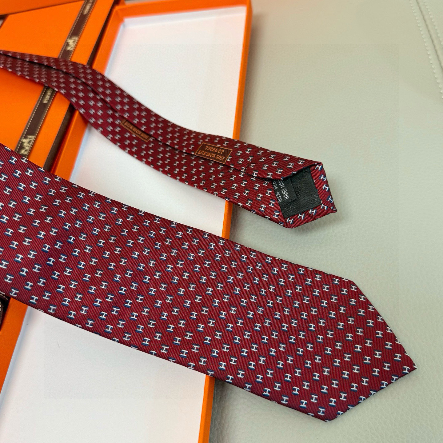 特价💰男士新款领带系列【H叠影领带】👔👔，稀有H家每年都有一千条不同印花的领带面世，从最初的多以几何图案